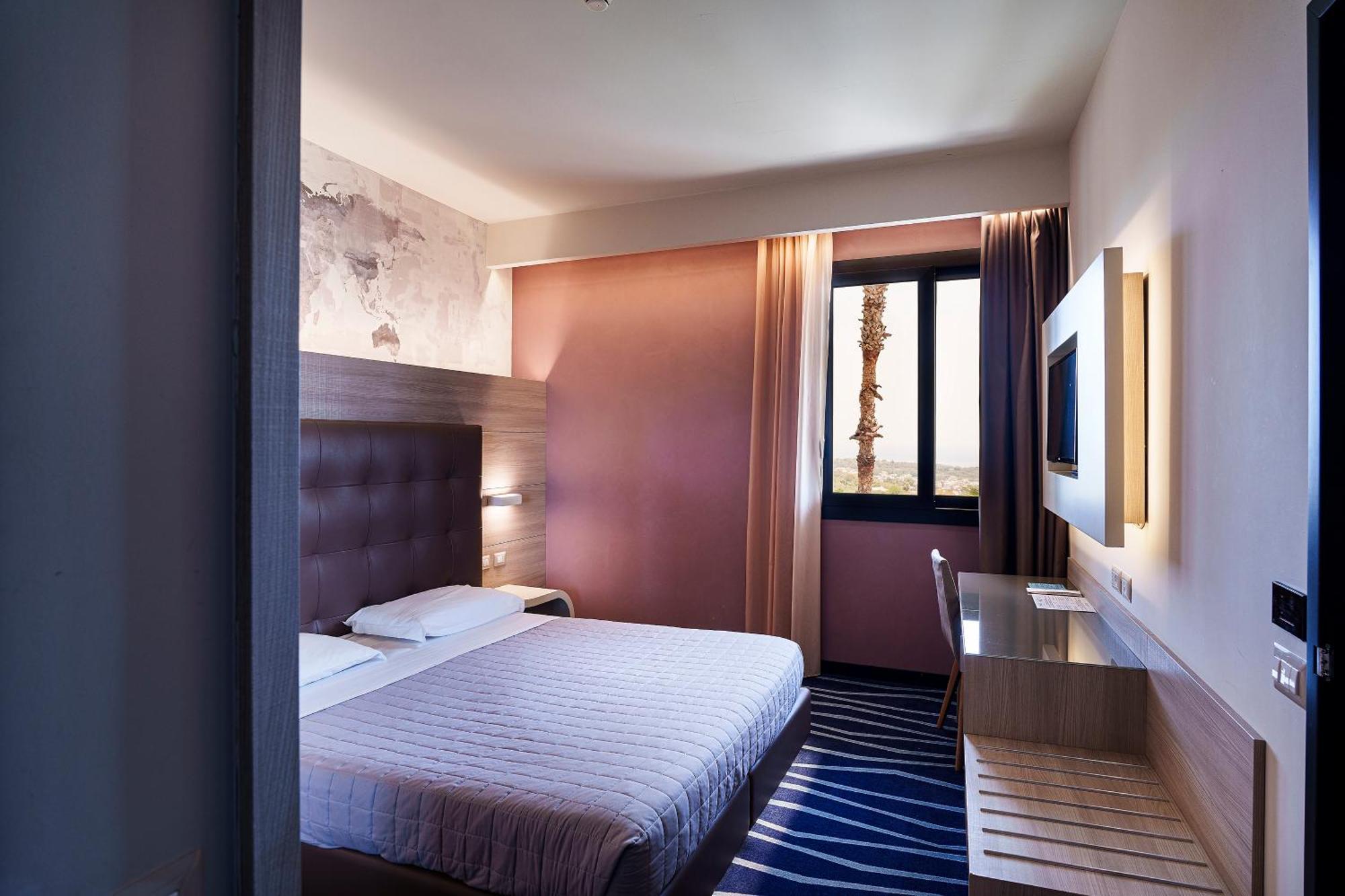 Standaard Tweepersoonskamer met 1 of 2 Bedden en Balkon