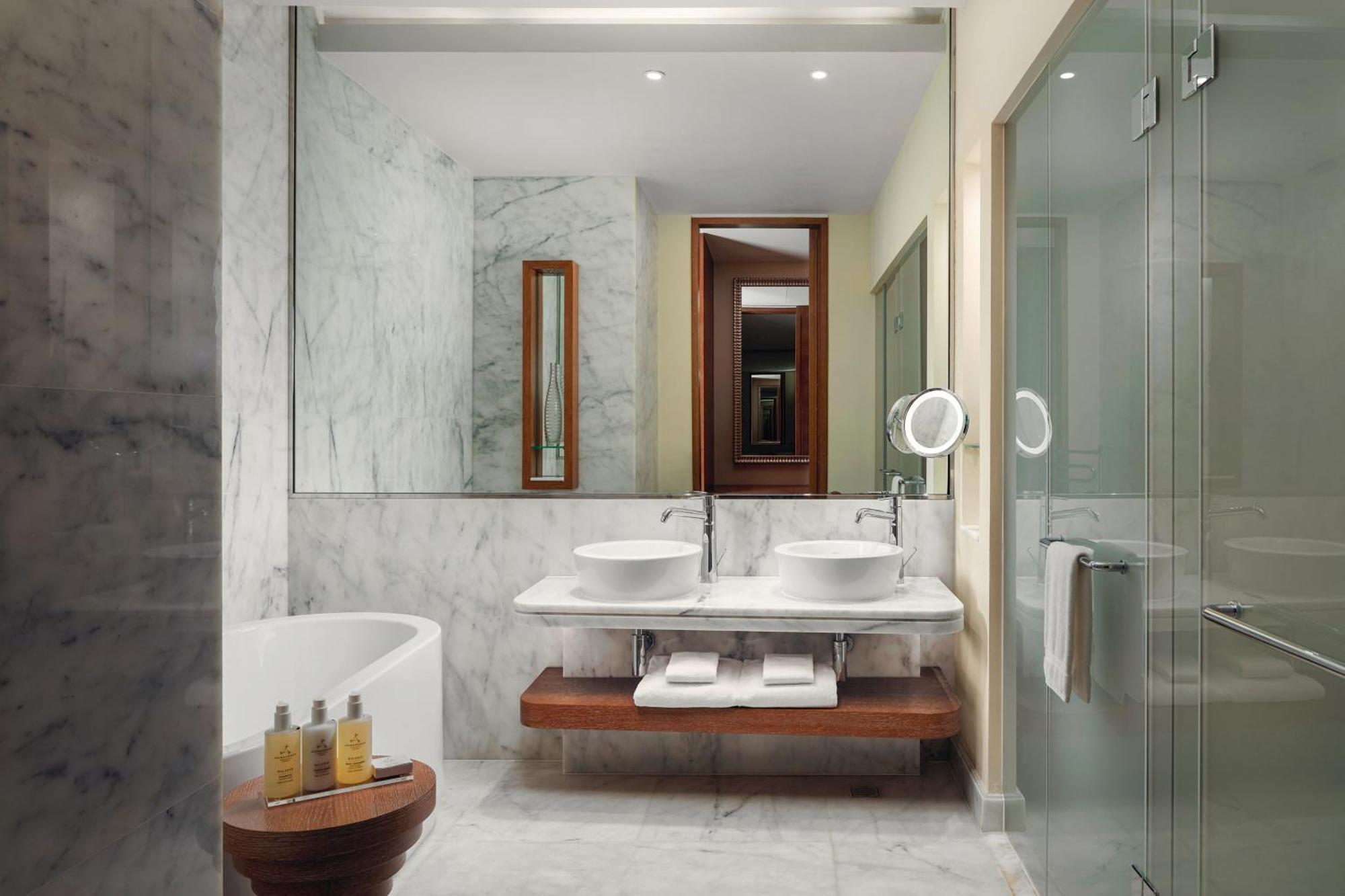 Suite Ambassador con acceso al salón executive y vistas al mar - 1 cama extragrande