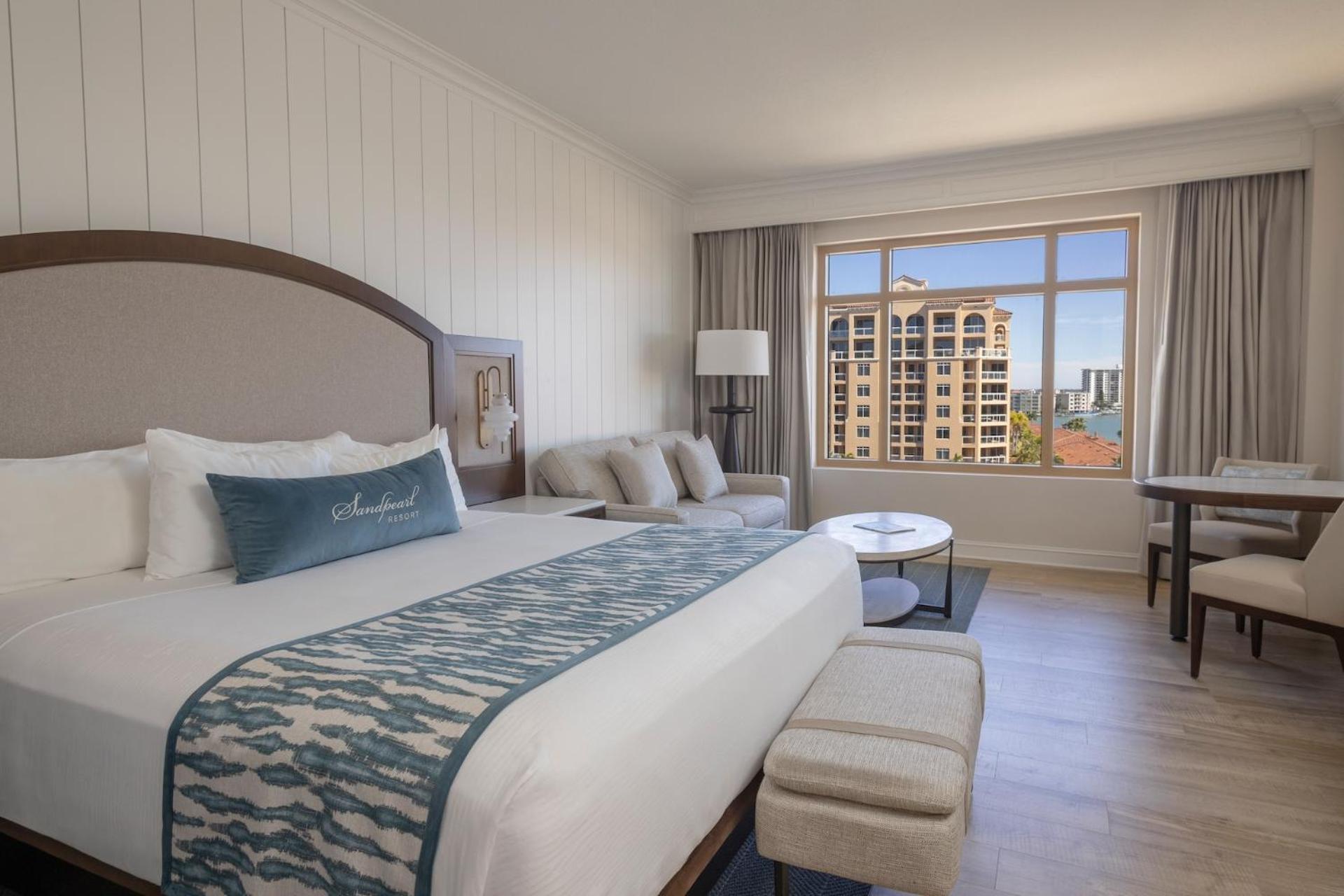 Zimmer mit Kingsize-Bett und Blick auf die Stadt