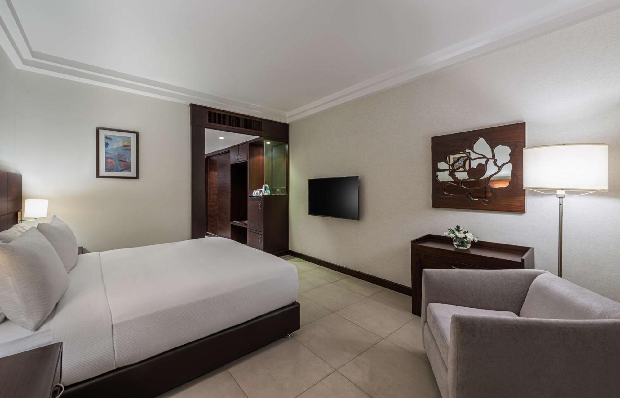 Habitación Doble Superior con cama grande y vistas al mar