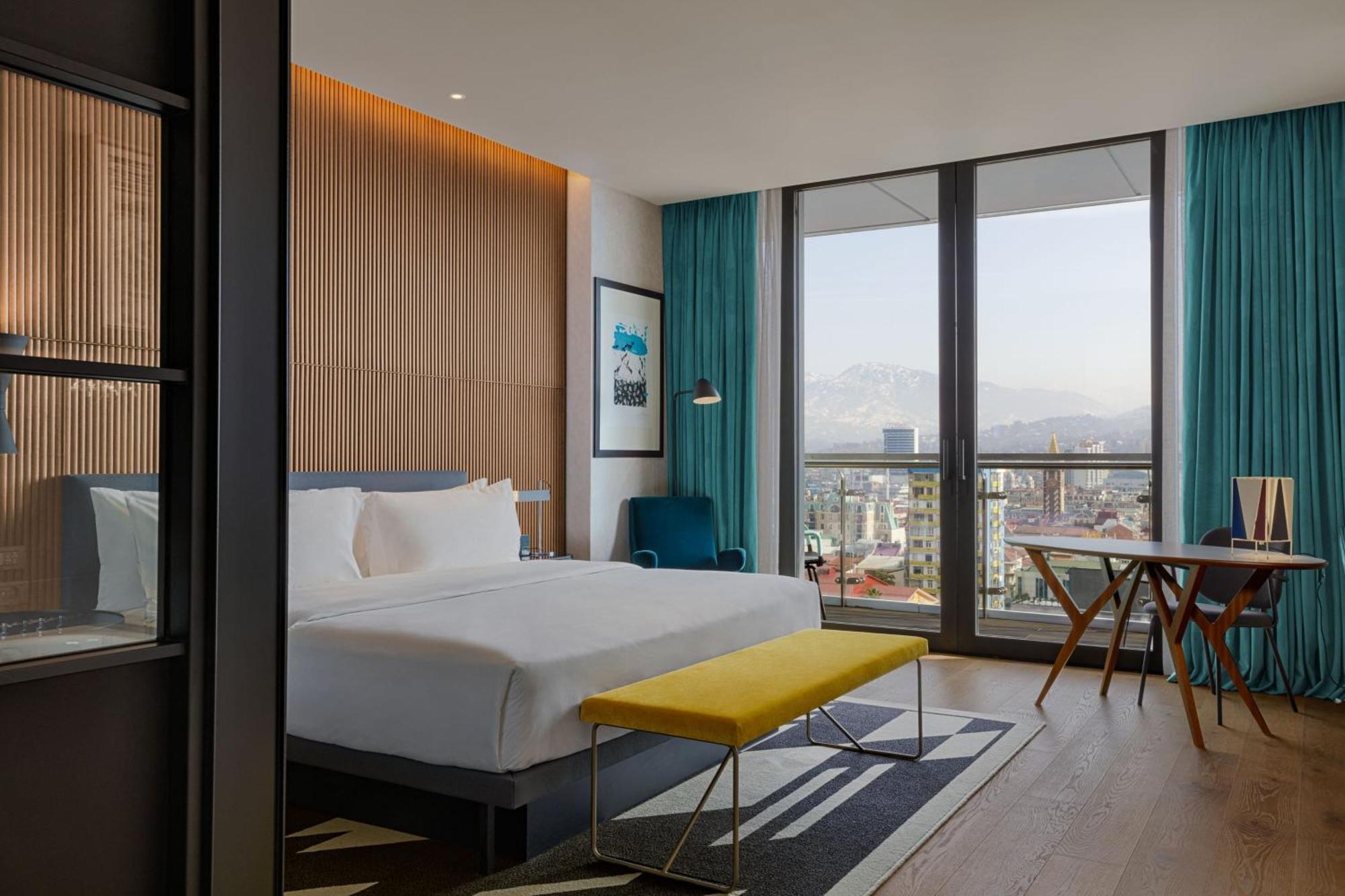 Deluxe Guest room 1 King City view Balcony
