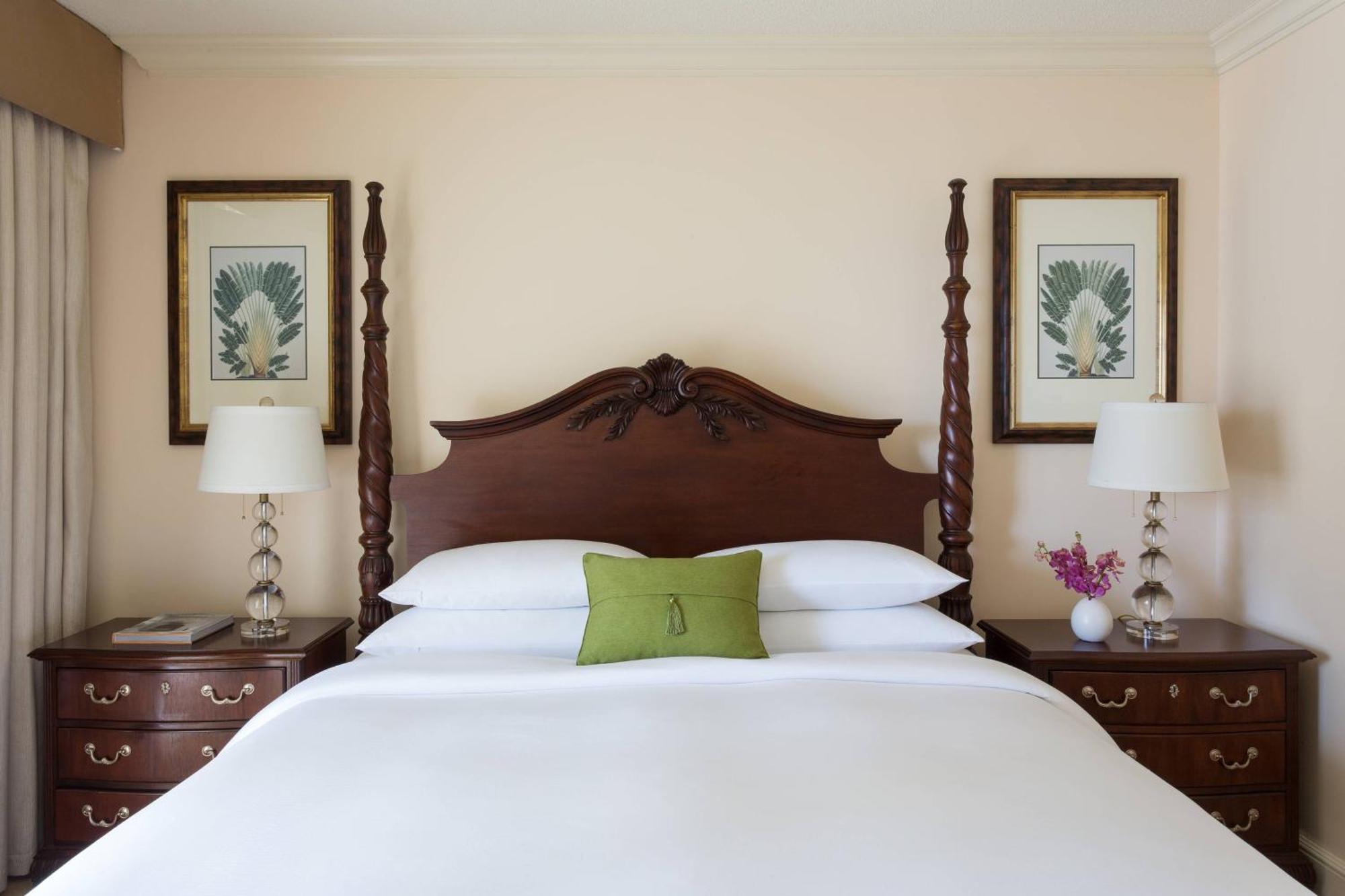 1 Bedroom Suite, 1 King, Sofa bed