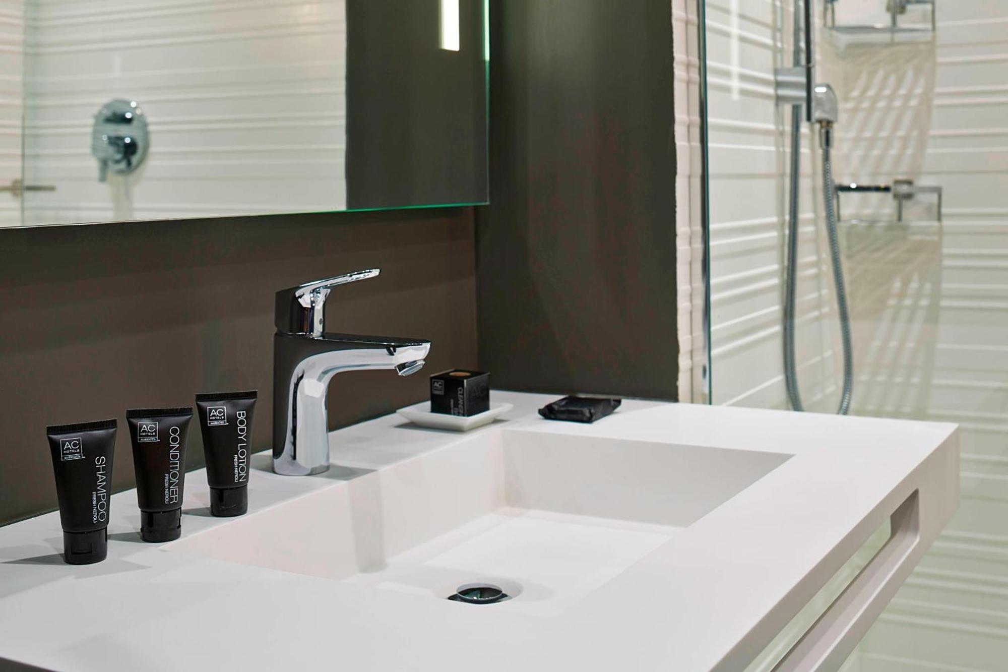 Habitación doble deluxe con cama grande y balcón