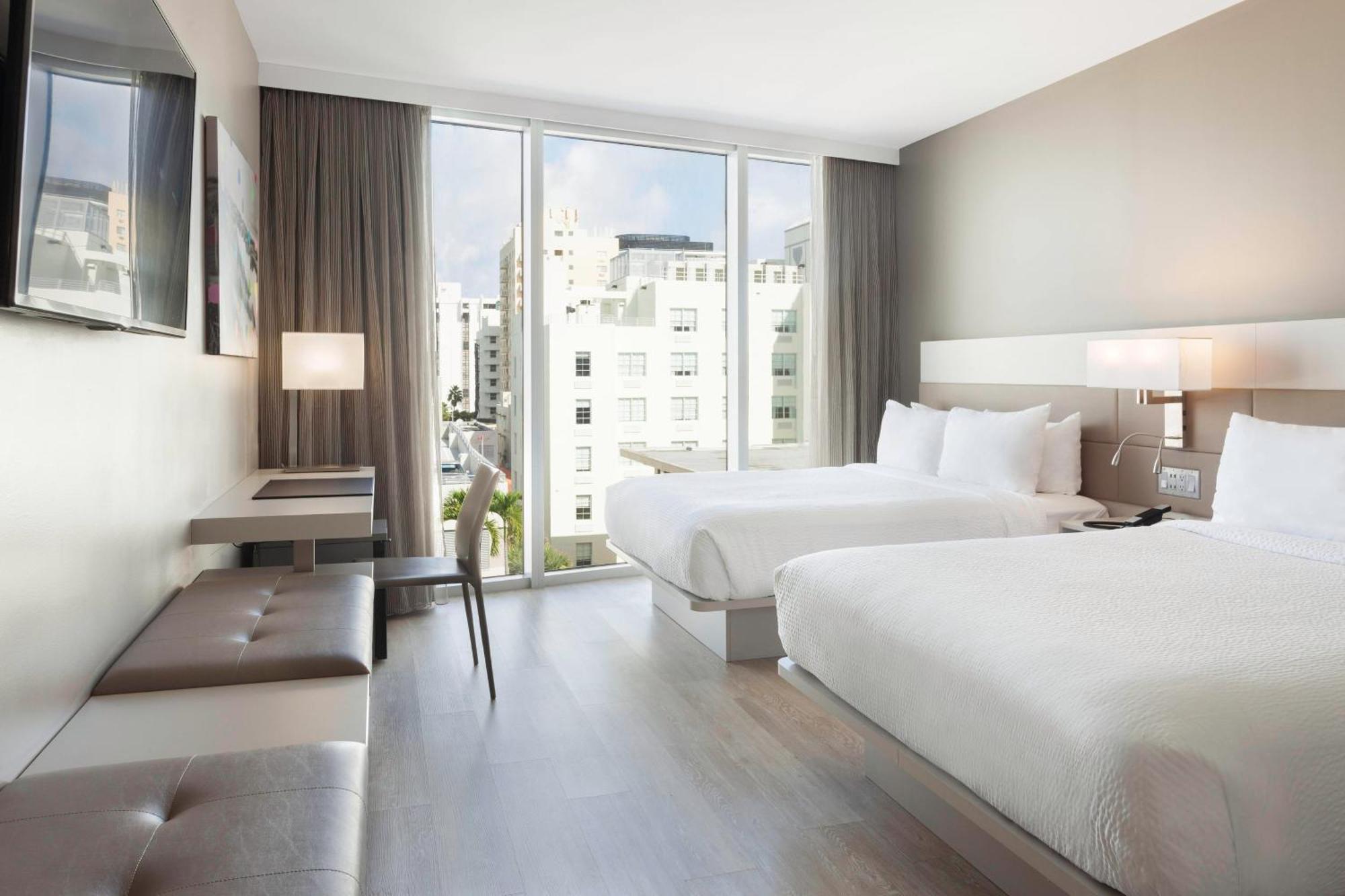 Habitación con 2 camas grandes y vistas a la ciudad