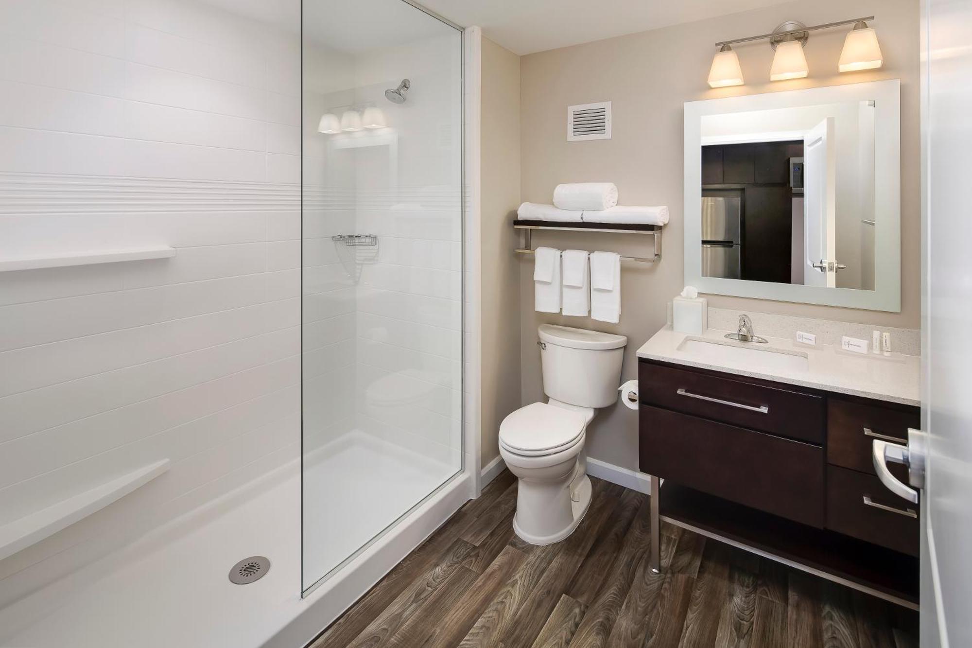 One-Bedroom Queen Suite