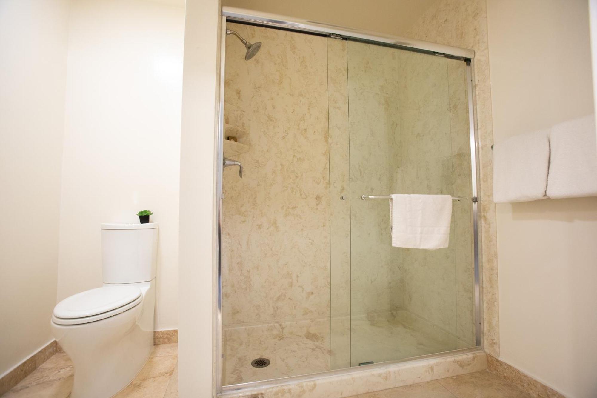 Zimmer mit 2 Queensize-Betten und Kamin