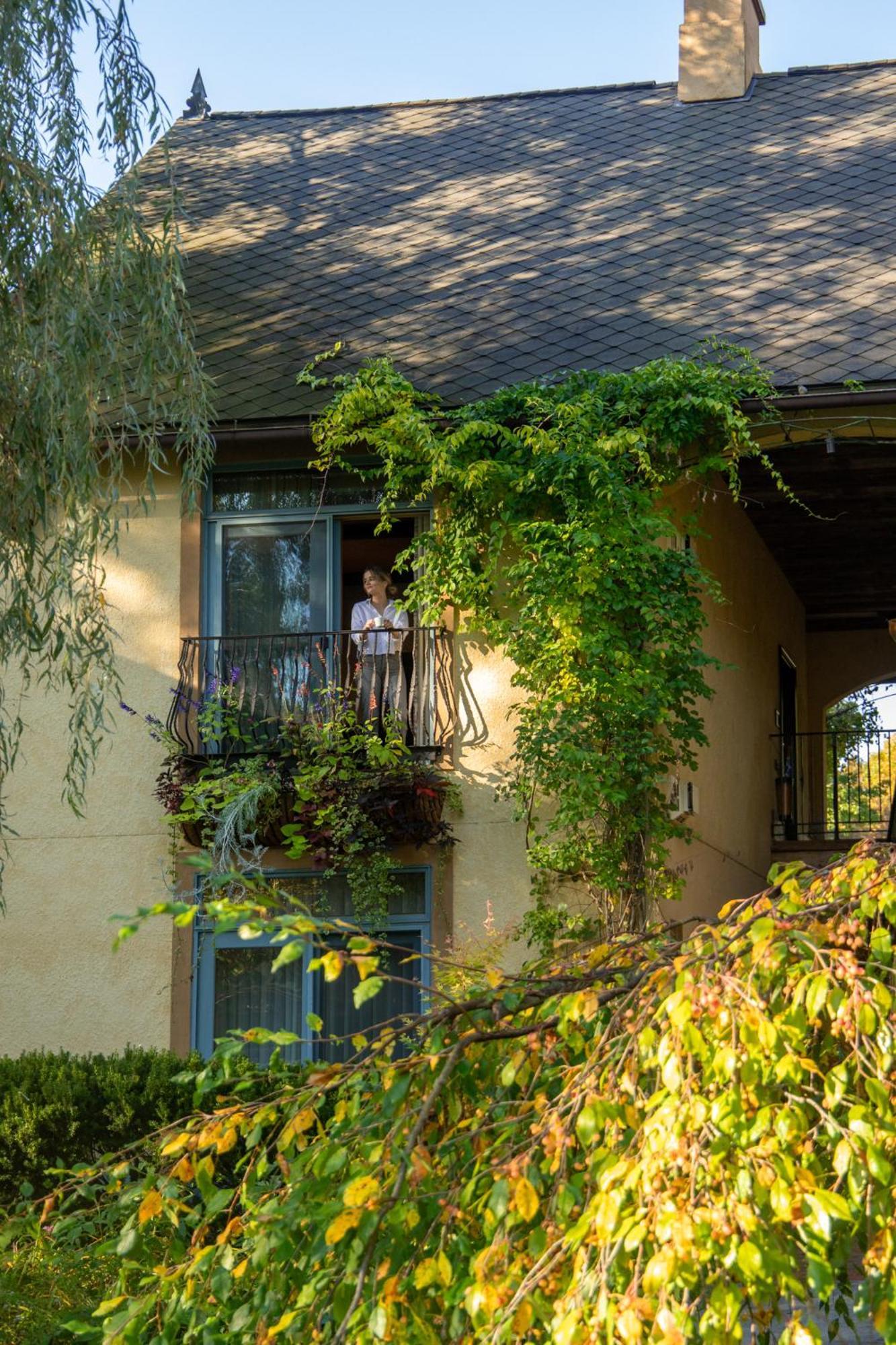 Cottage King Room Garden View
