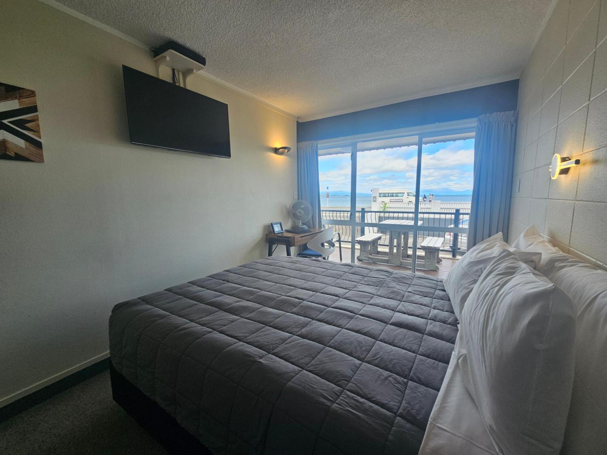 Studio on Ground Floor Lake View