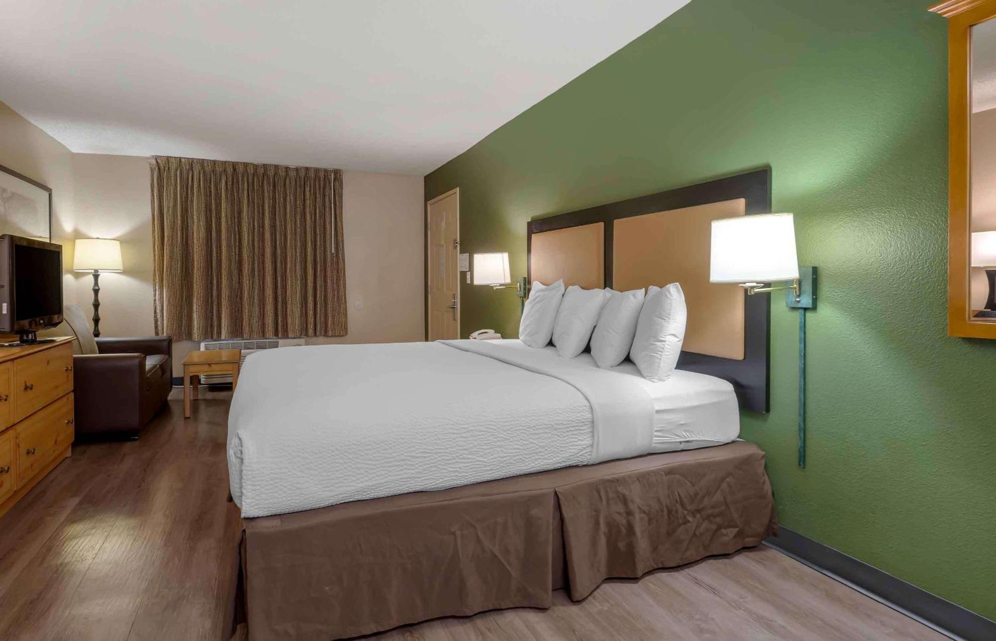 Deluxe Studio with 1 King Bed - Non-Smoking