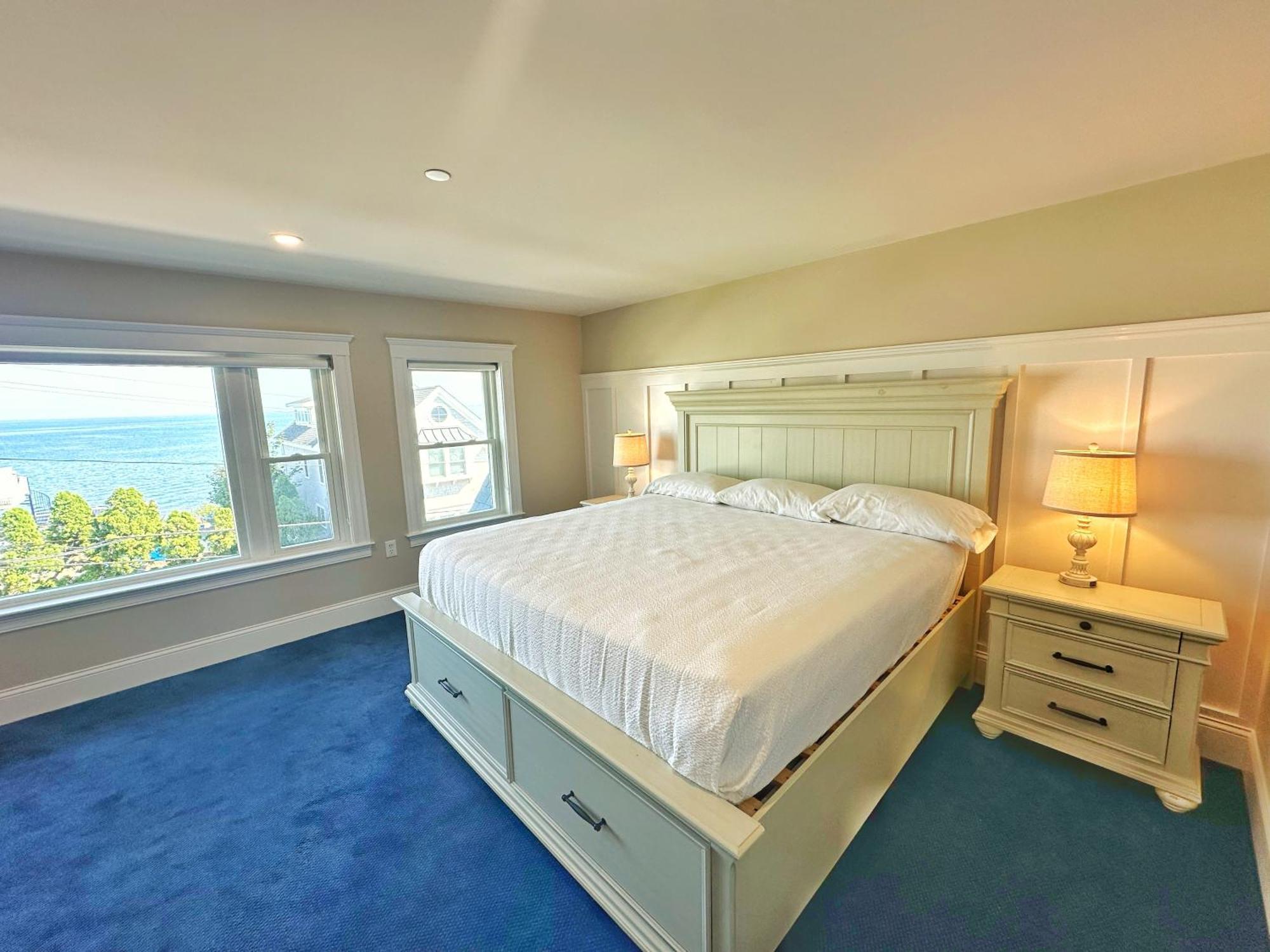 Suite con cama extragrande y vistas al mar