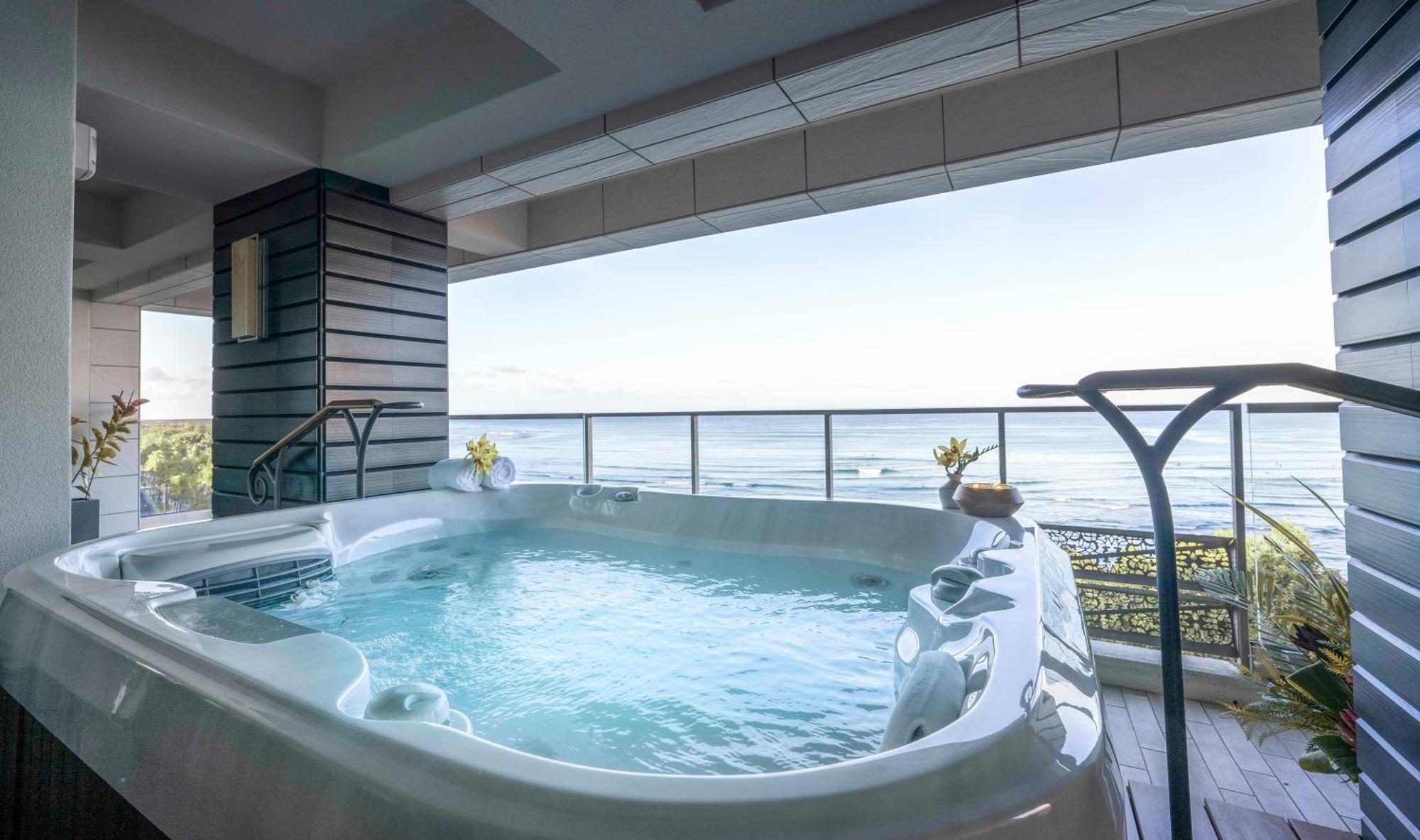 Beach View Ruby Suite 2 Bedroom Plus Den