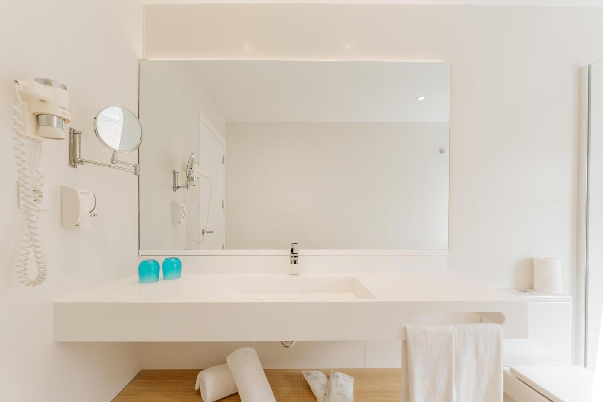 Double or Twin Room with Sea View