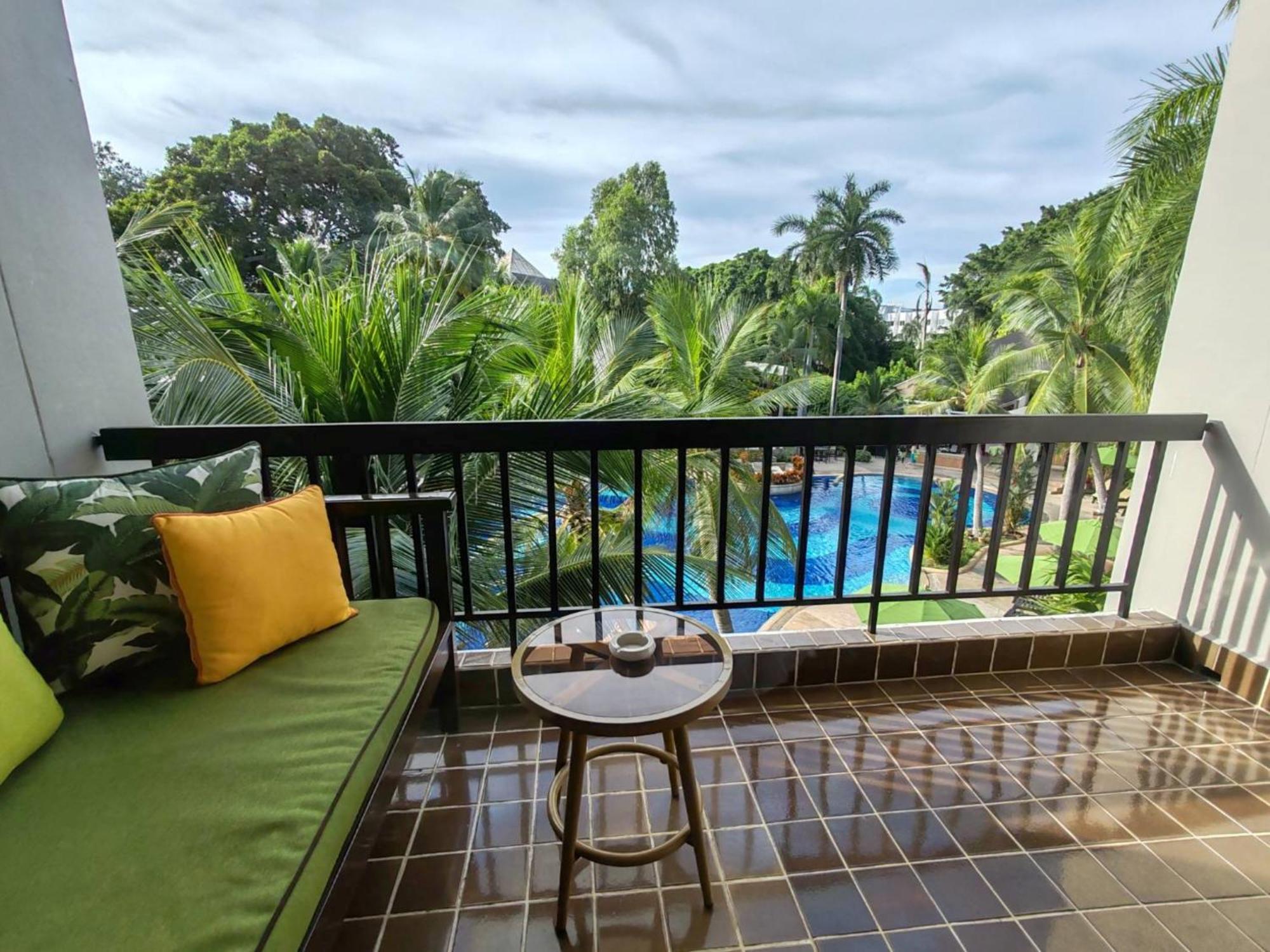 Tropical Deluxe Pool King Bed