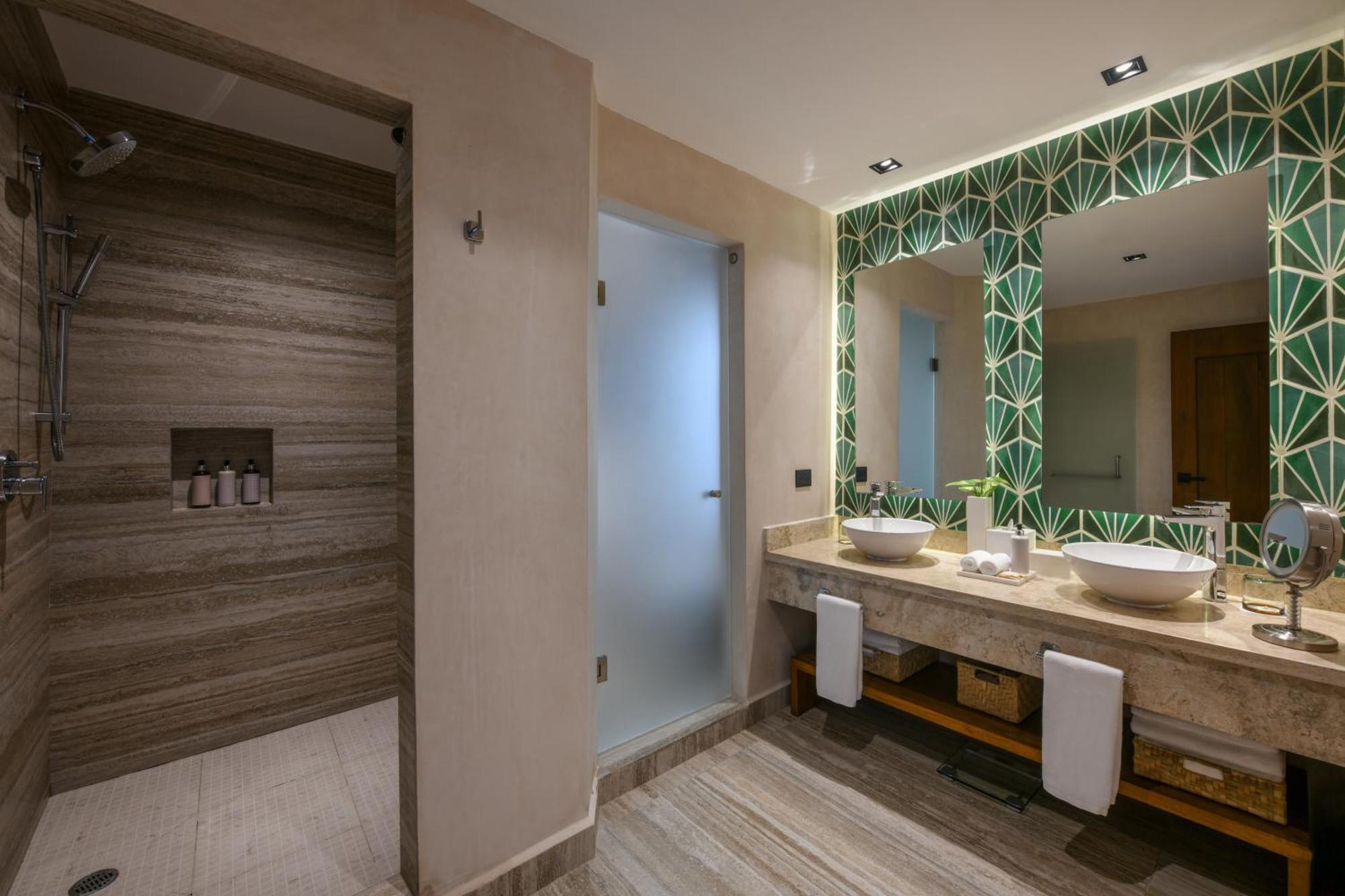 Royal Retreat Mi Hotelito Beachfront Suite