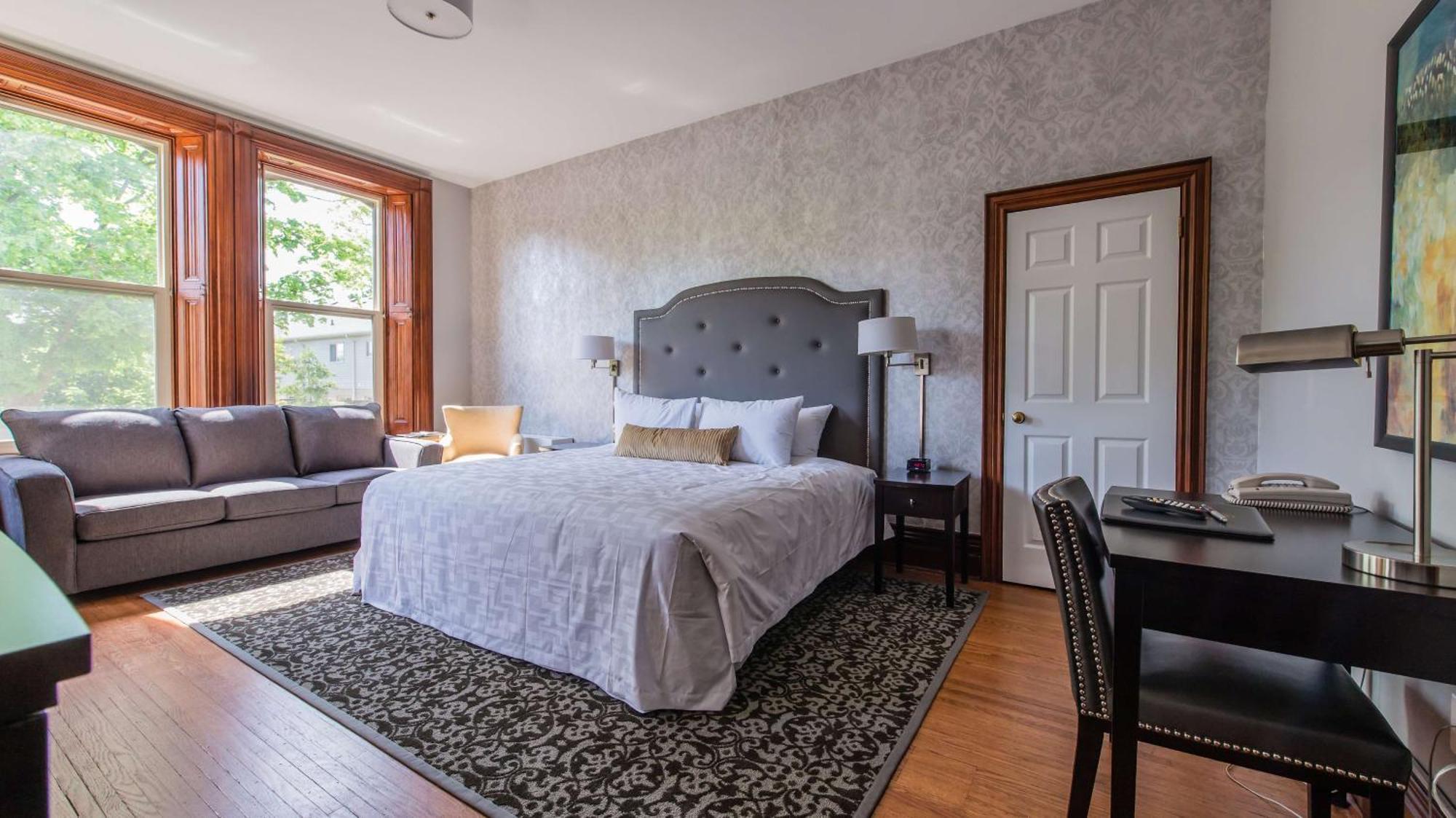 Large King Room with Soaking Tub - Non-Smoking