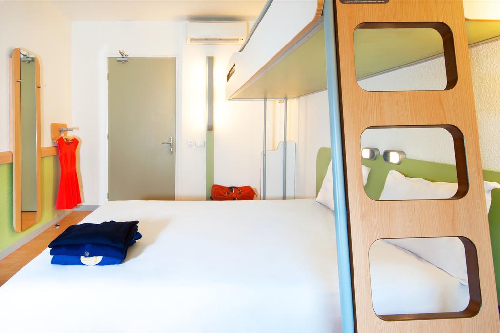 Habitación Triple con cama doble y litera