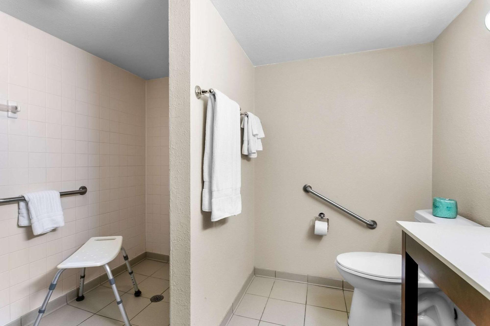 King Room - Accessible (Roll In Shower)-Non-Smoking
