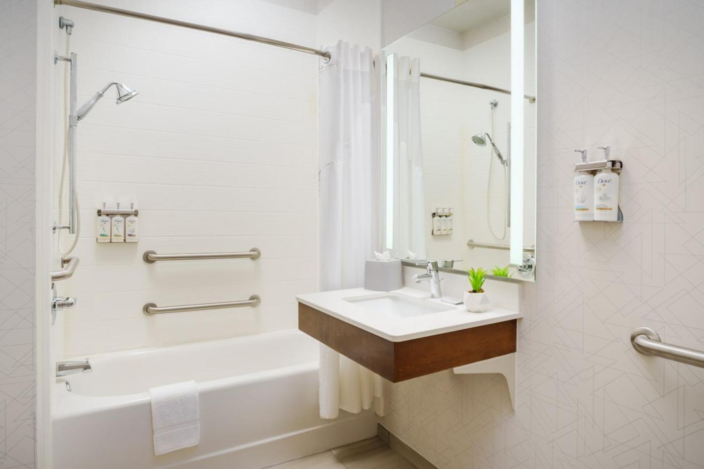 Standard Queen Room with Two Queen Beds and Mobility Accessible Tub