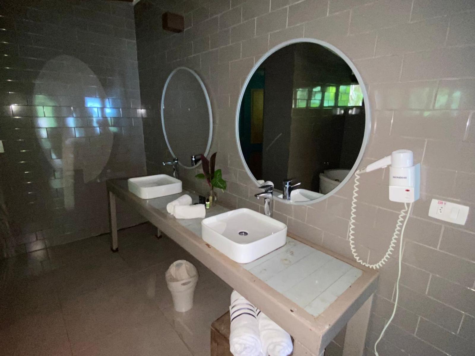 Habitación con cama grande y bañera de hidromasaje