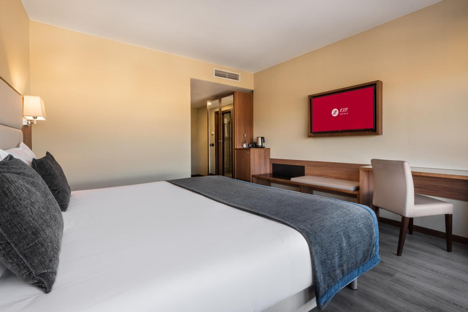 Deluxe Double Room with Castle View ( free Parking )