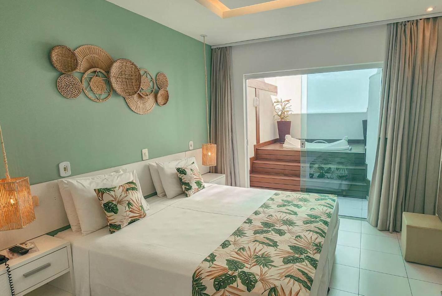 Suite con bañera de hidromasaje y cama grande