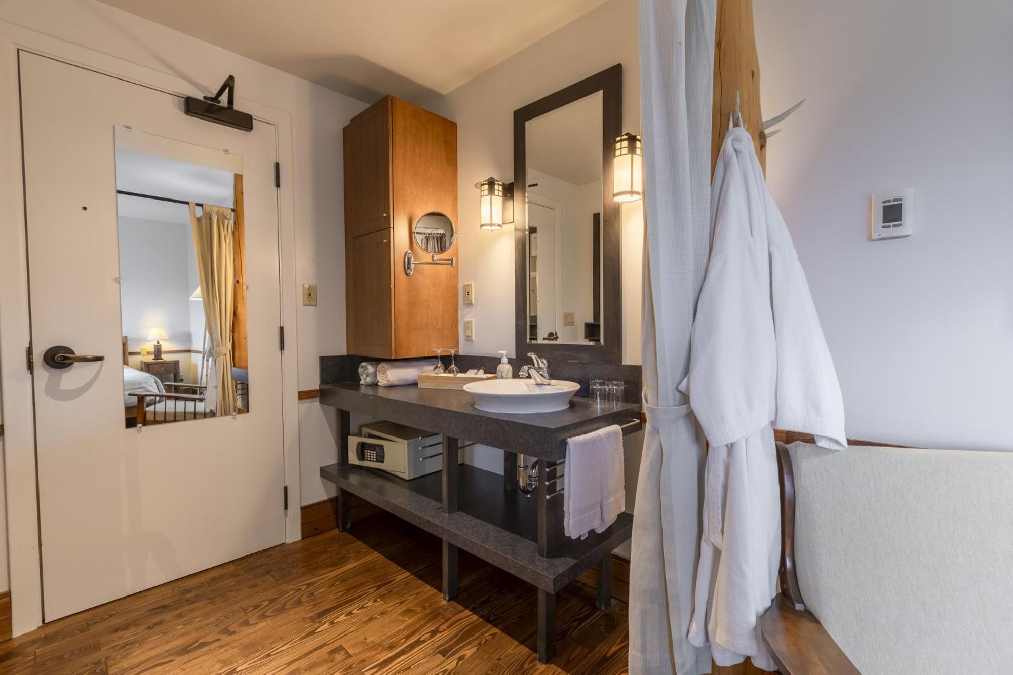 Double or Twin Room with Mountain View