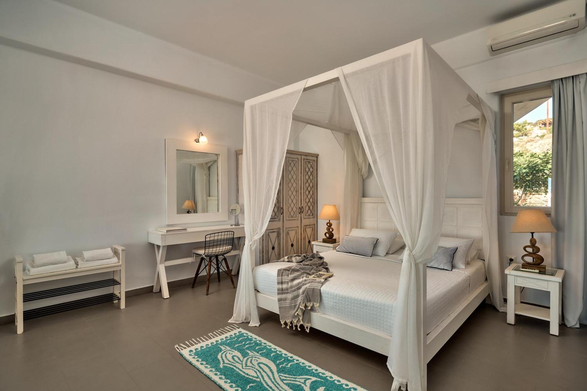 Poolfront Superior Suite Sea View