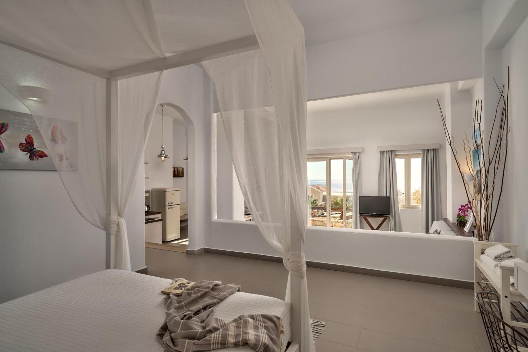 Poolfront Superior Suite Sea View
