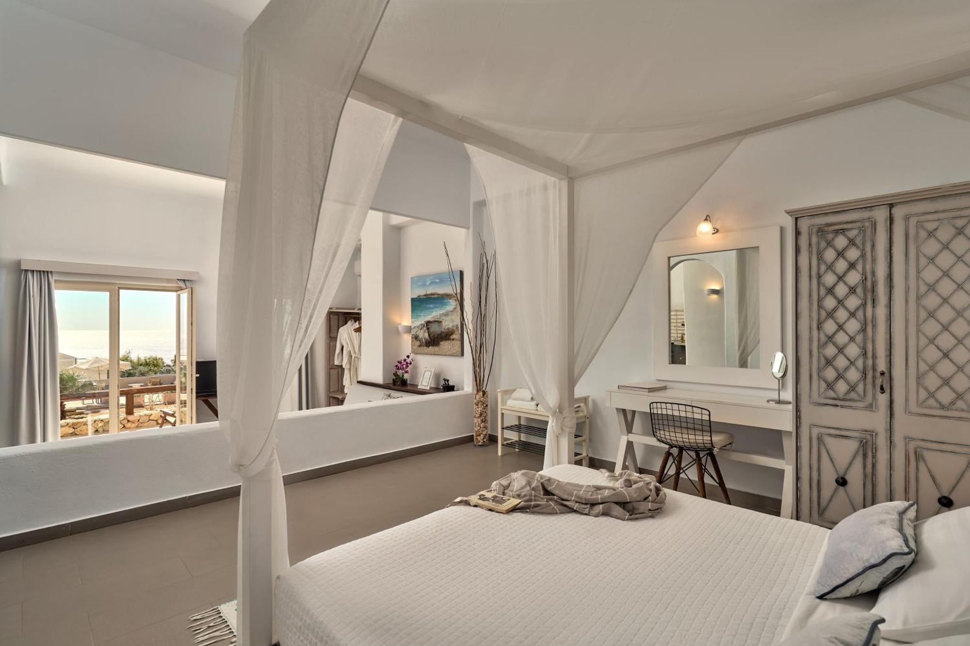 Poolfront Superior Suite Sea View