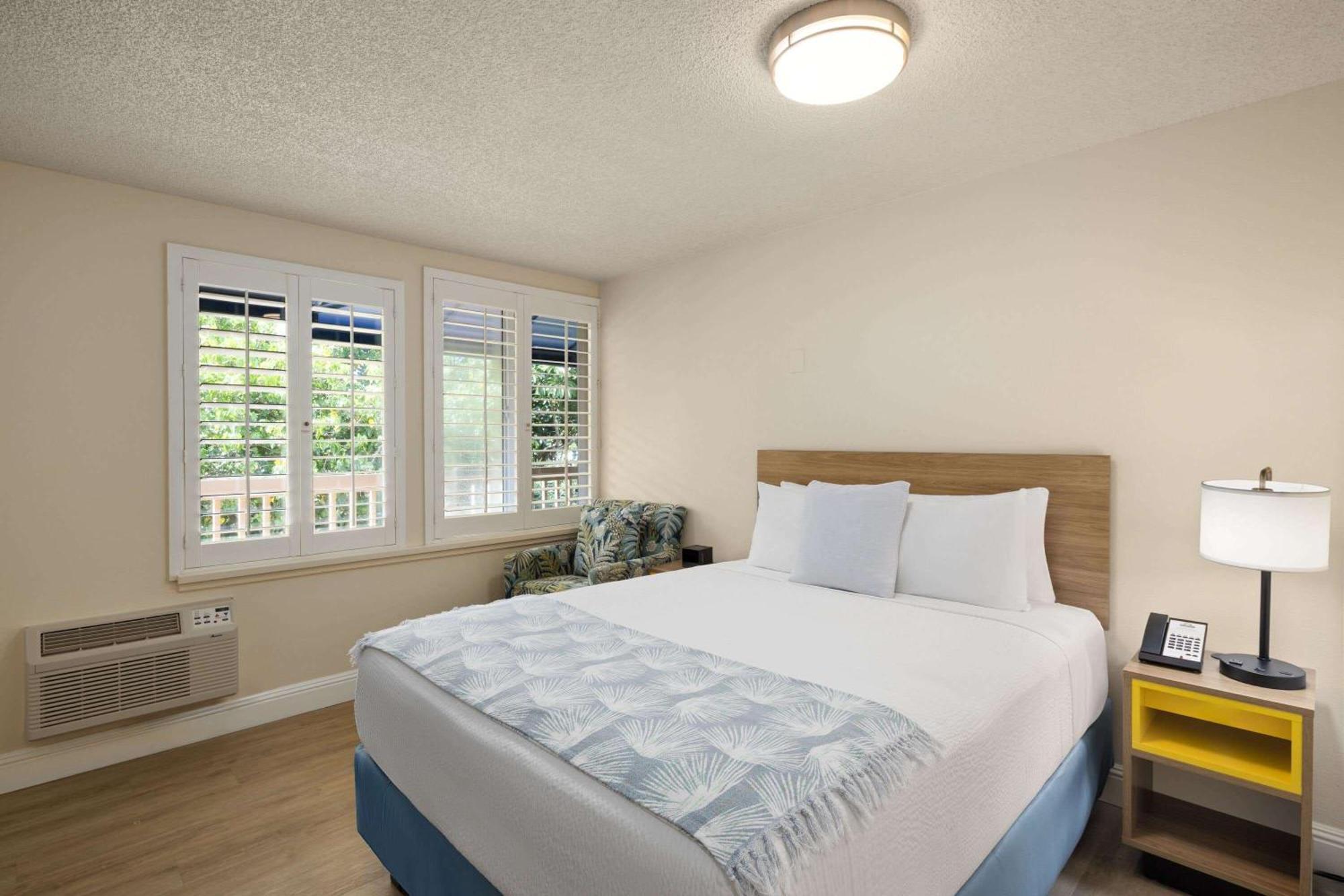 One-Bedroom Suite with Queen Bed and Ocean View - Non-Smoking