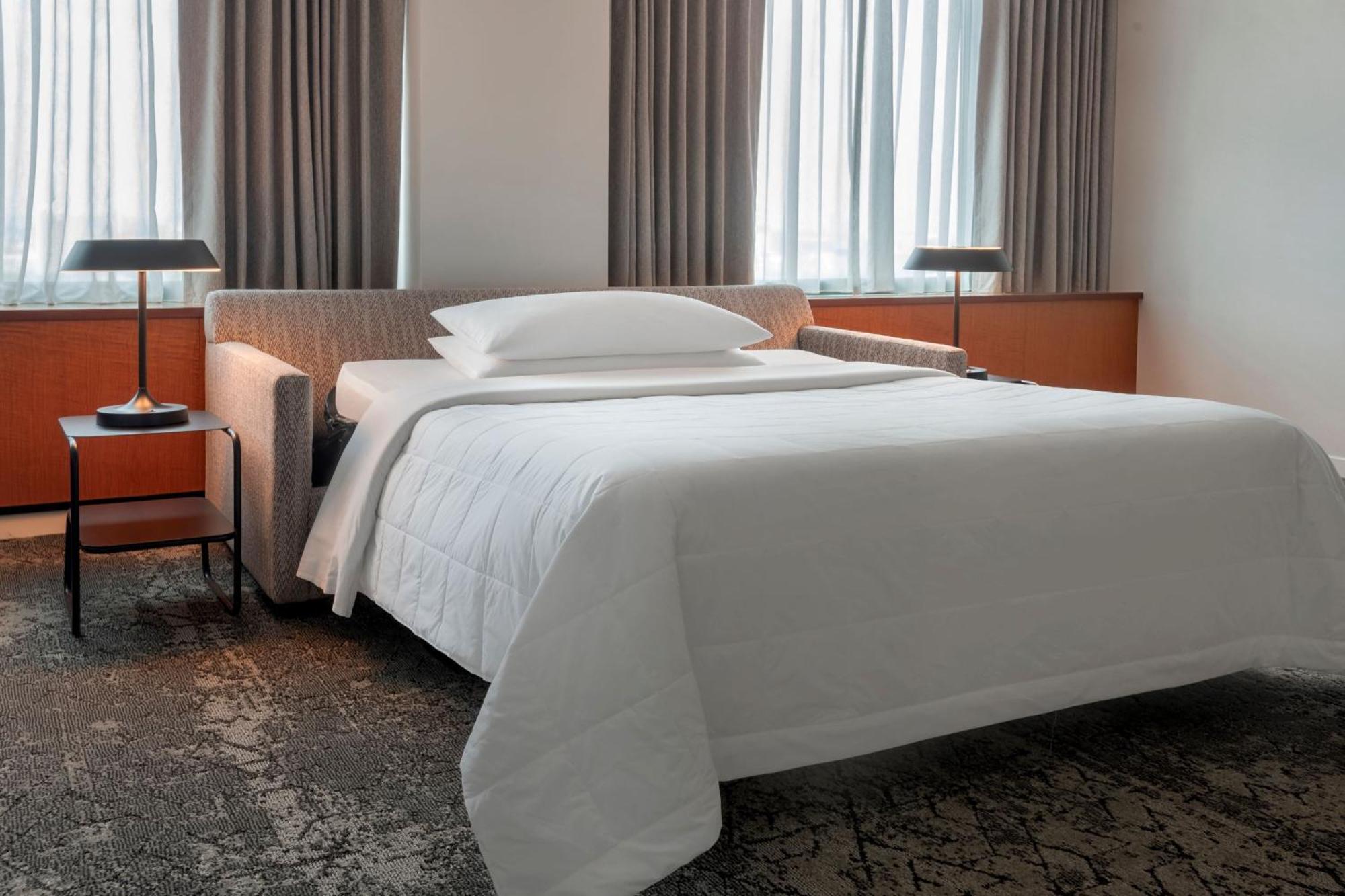 Junior Suite mit 1 Kingsize-Bett, 1 Schlafsofa und Flussblick