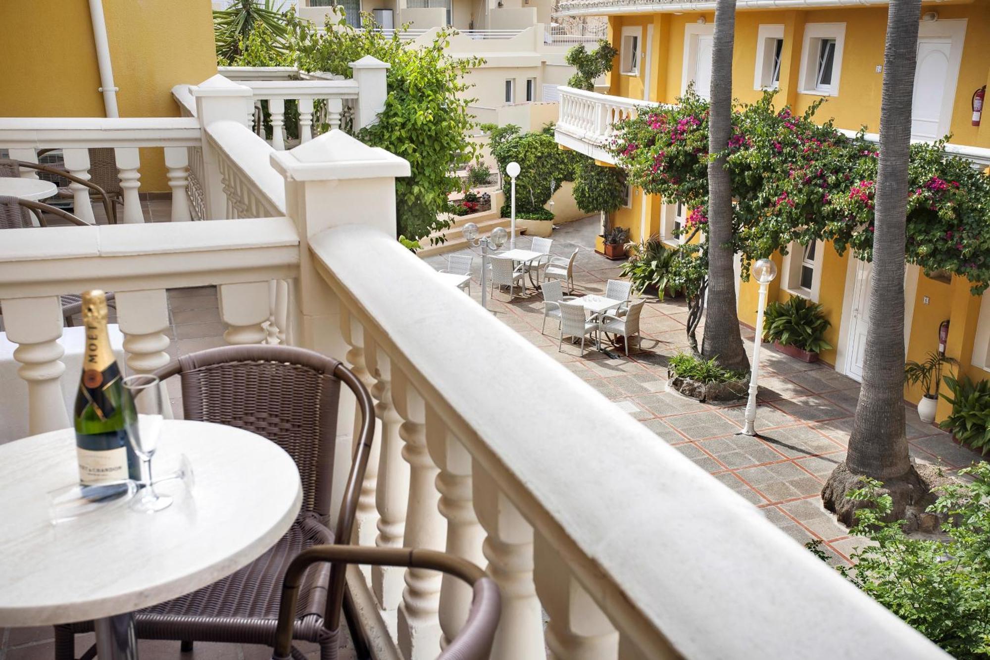 Tweepersoonskamer met 2 Aparte Bedden en Balkon