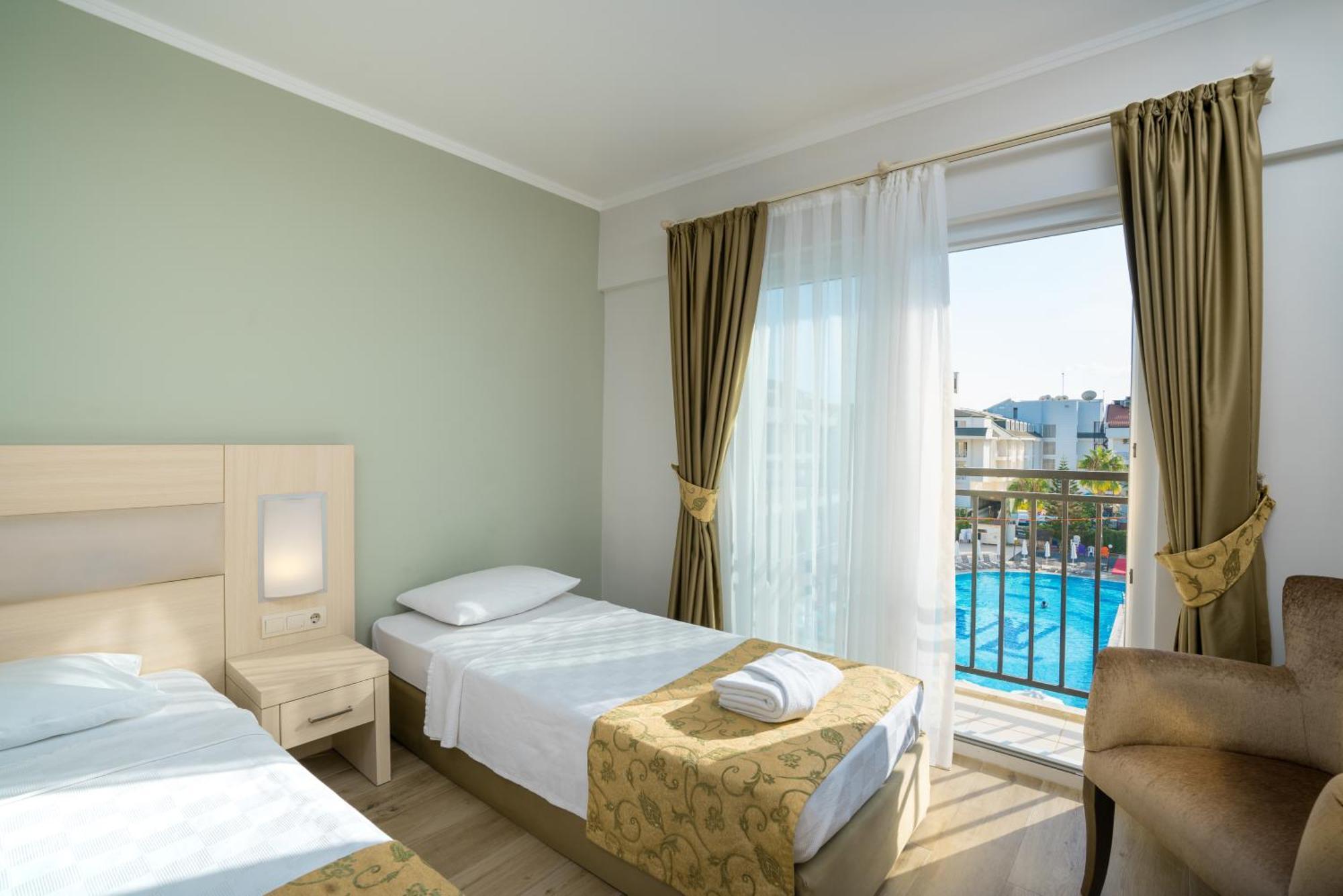 Dreibettzimmer mit Poolblick
