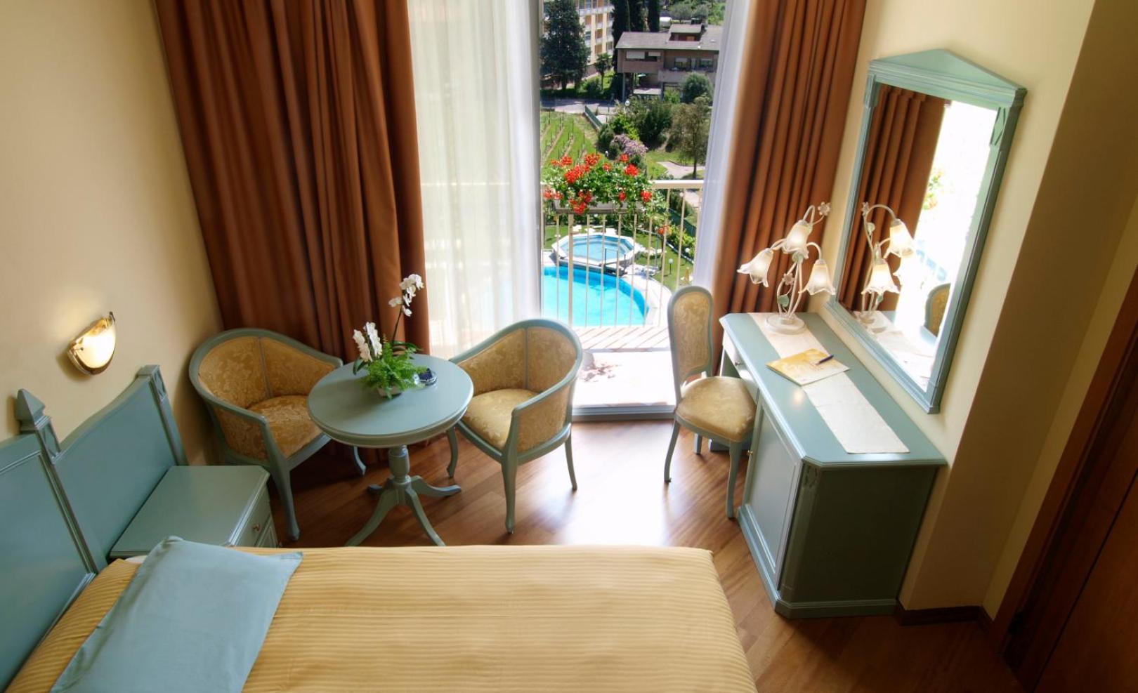 Habitación Triple Deluxe con vistas a la piscina