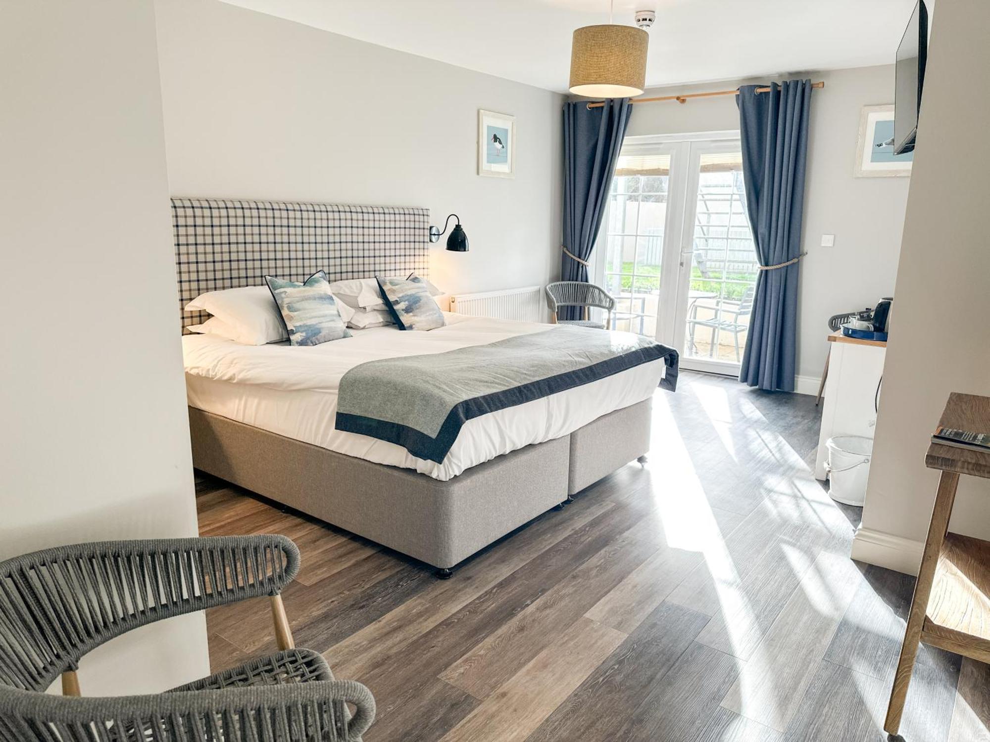 Superior King or Twin with Terrace and Double Sofa bed