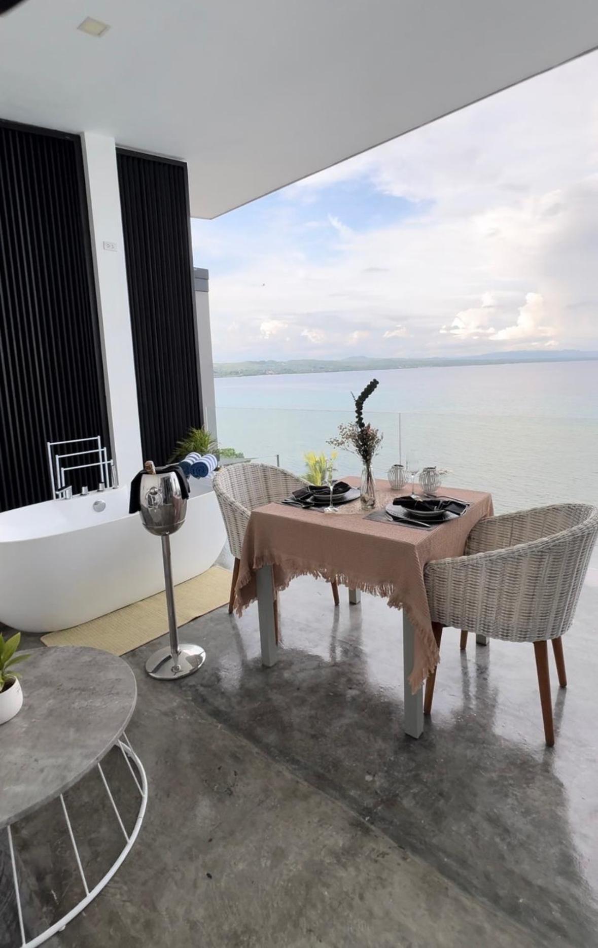 Junior Superior Suite Plunge Pool Bathtub