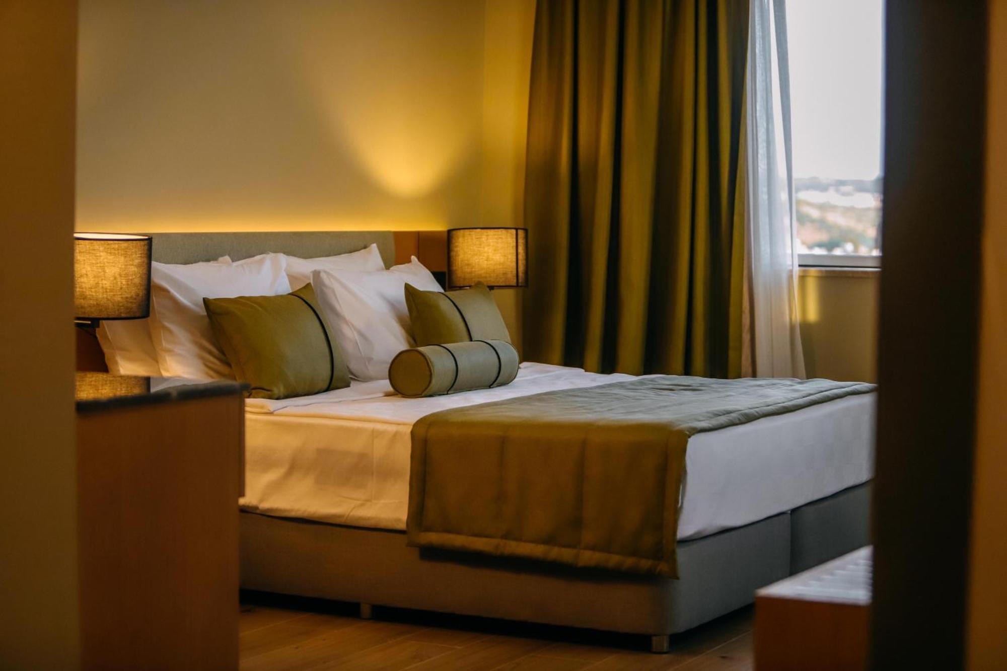 Deluxe King Room,1626484455:JPEG