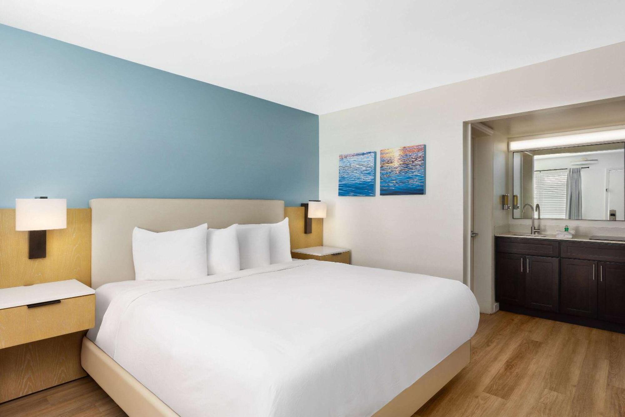 Studio with Two Queen Beds - Non-Smoking