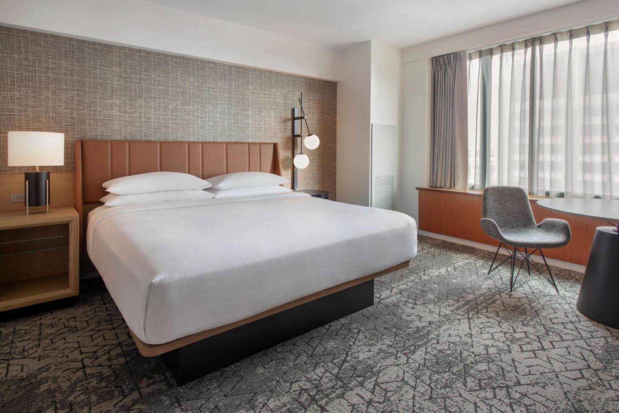 Zimmer mit Kingsize-Bett