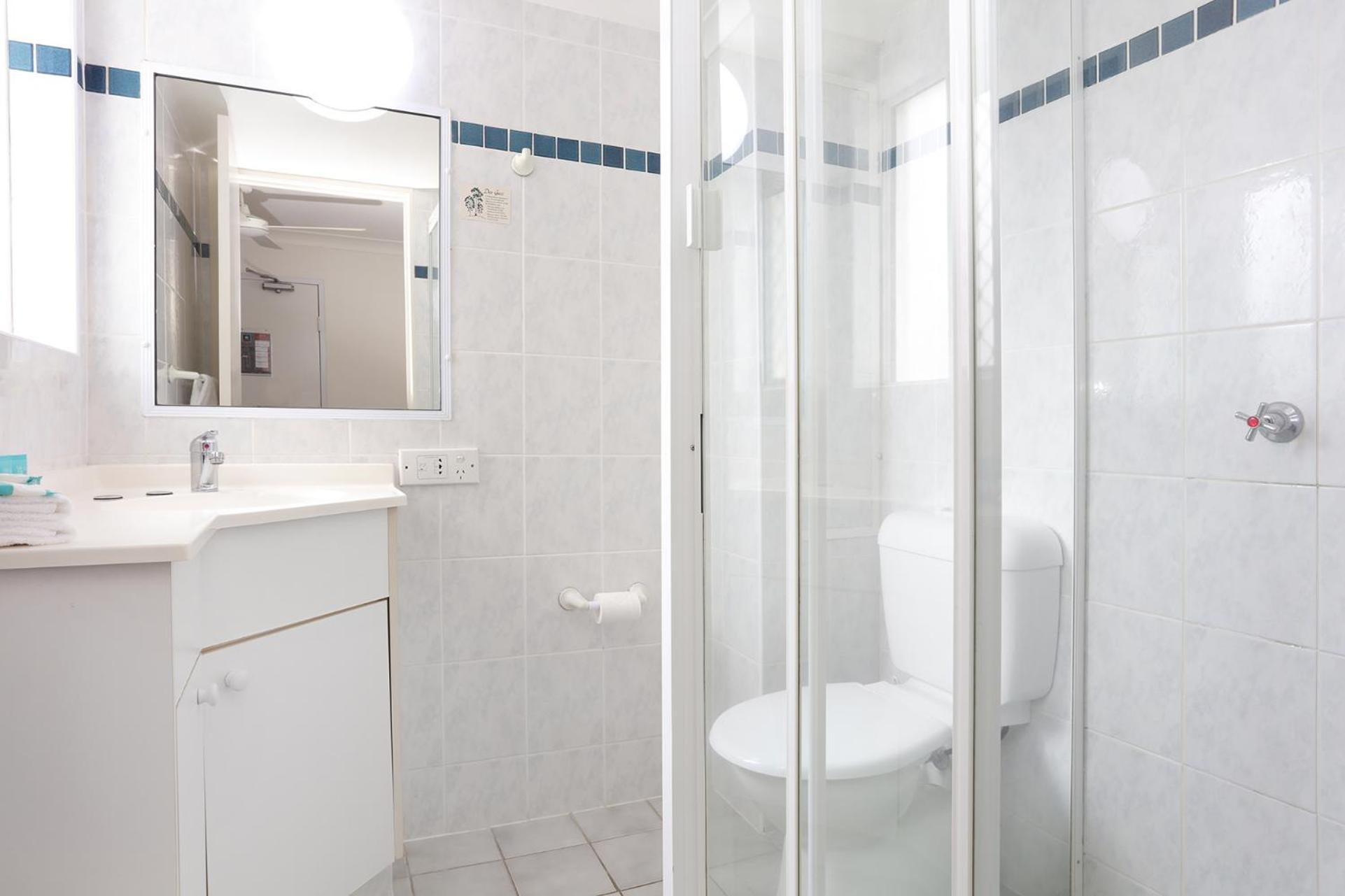 Habitación con cama grande