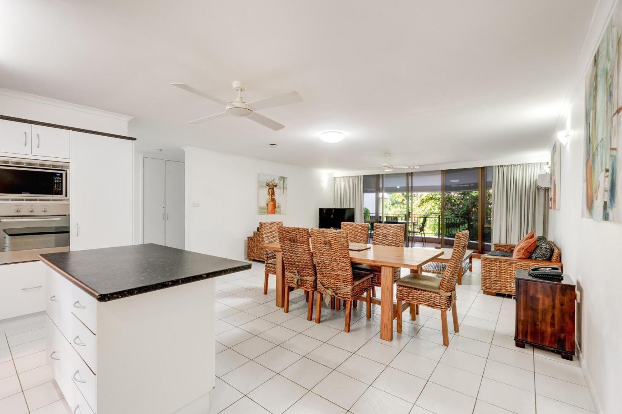 One-Bedroom Apartment Tropical View