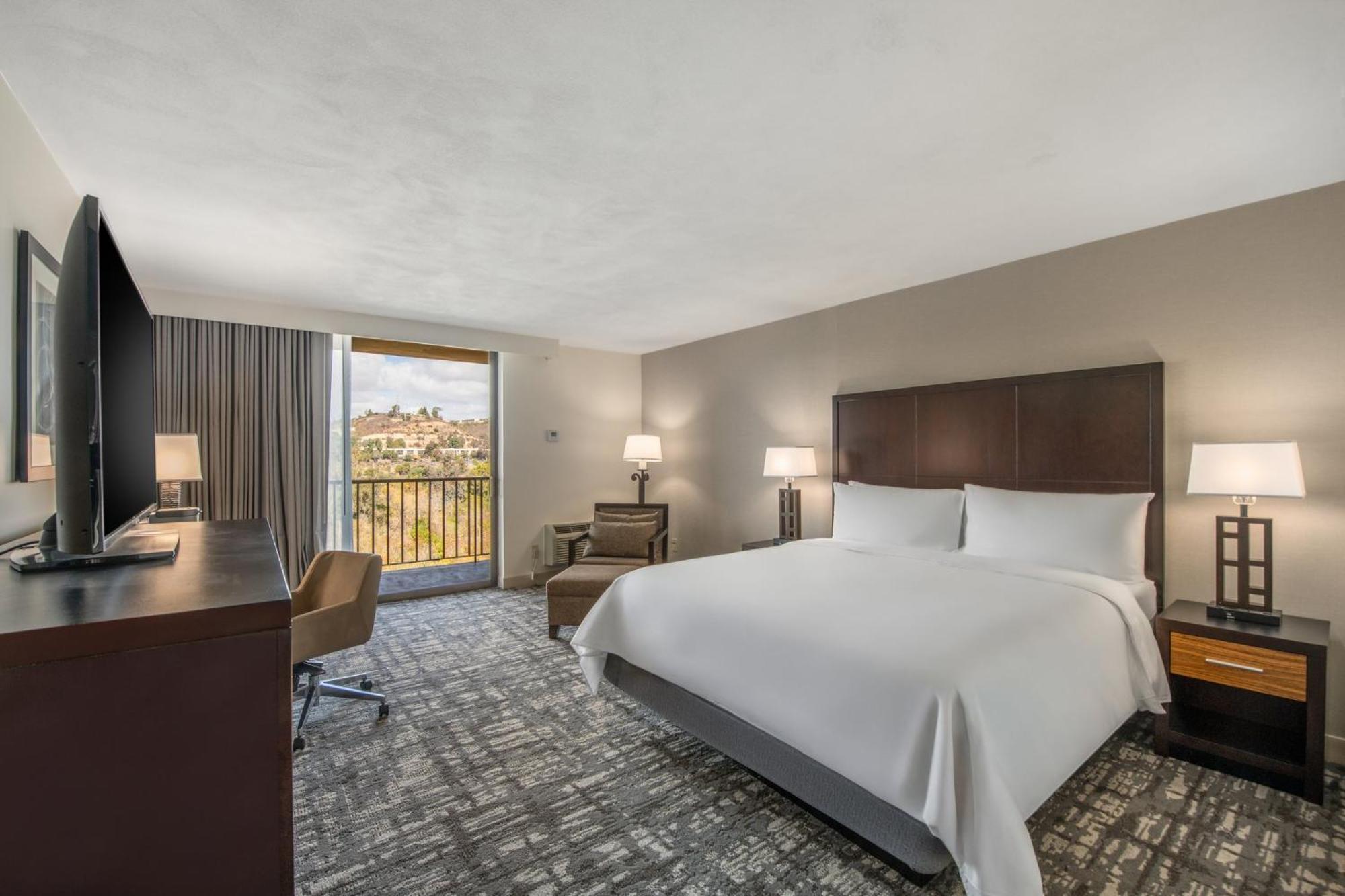 Habitación Estándar con cama extragrande y balcón