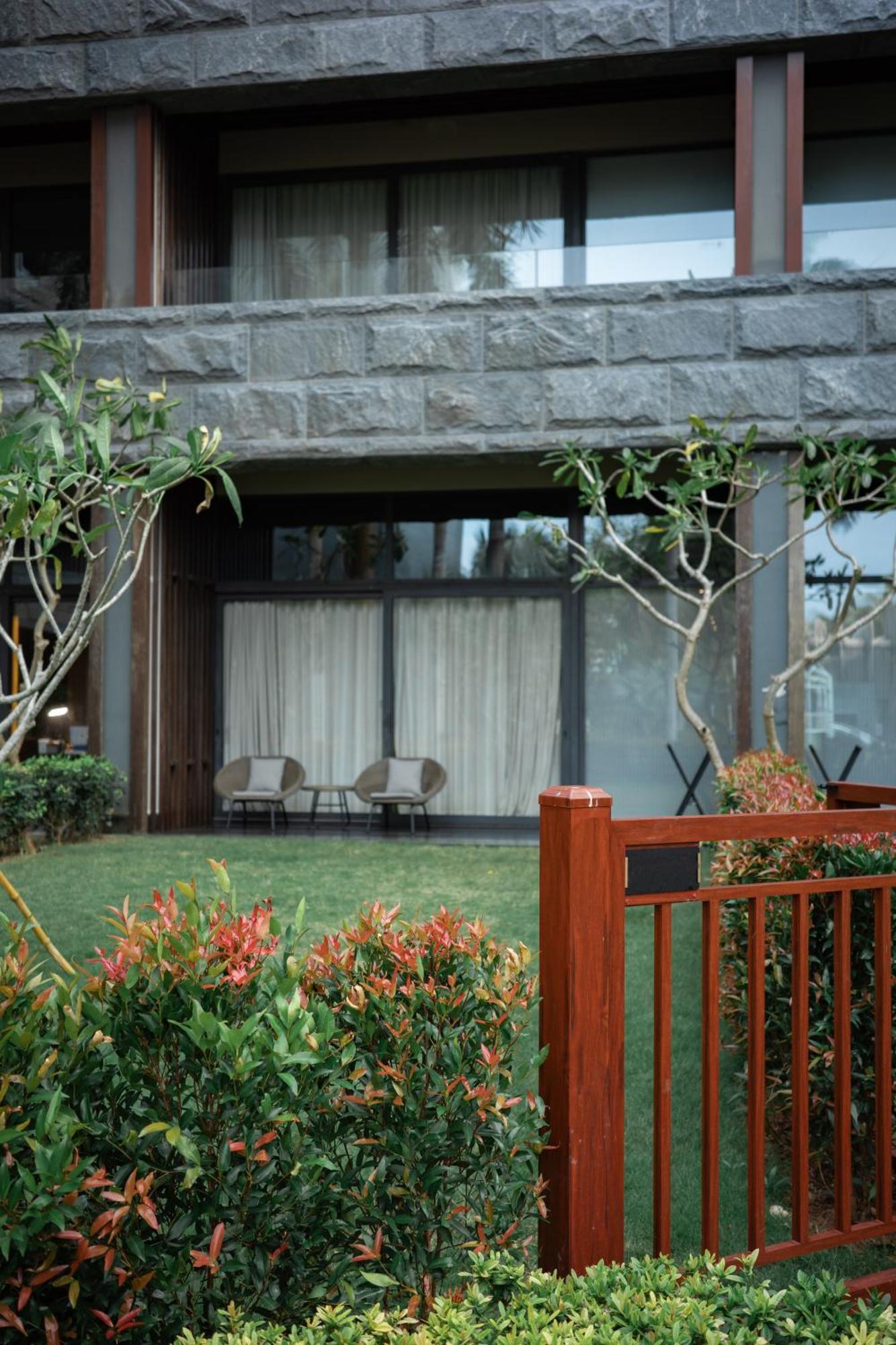 1 King Bed Courtyard with Garden View