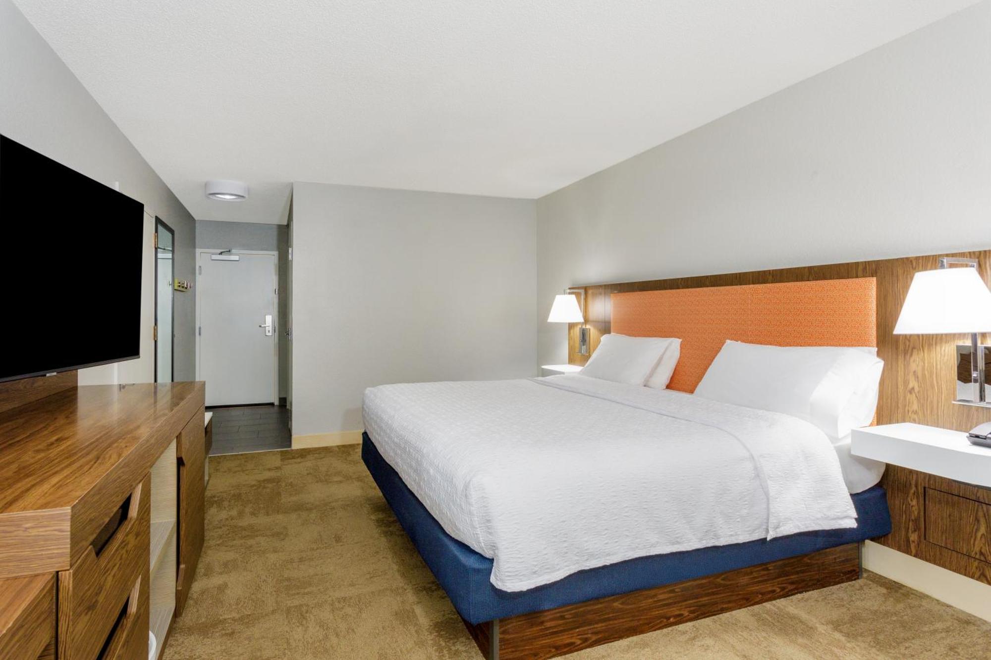 Deluxe King Room - Non-Smoking