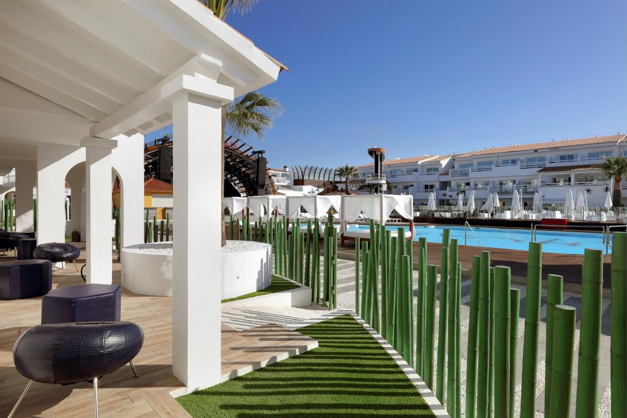 Superior Party All Long Entrance to Ushuaia Club,1632177313:JPEG