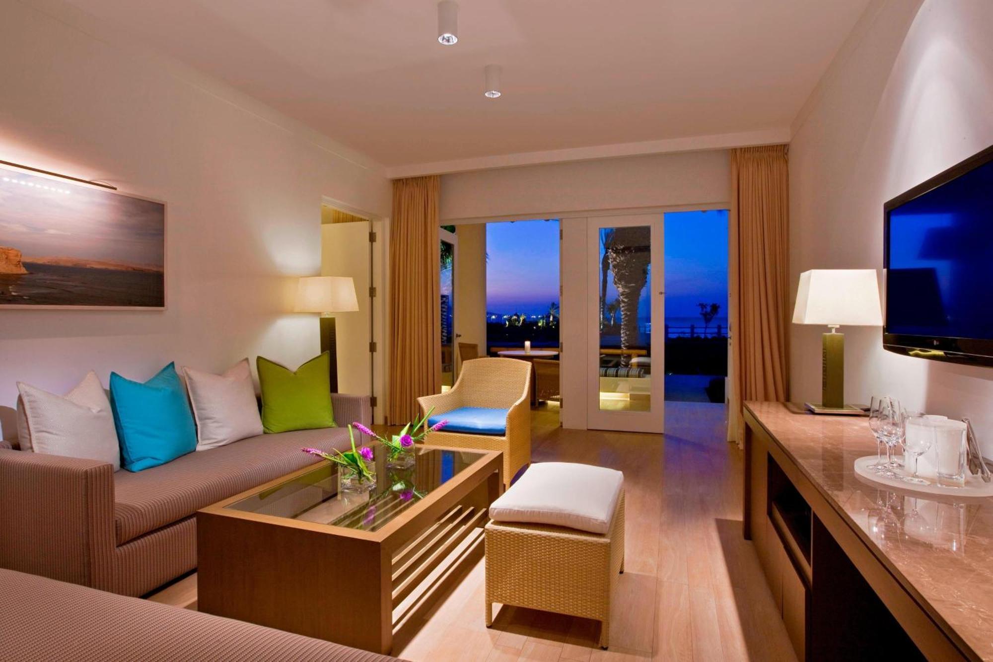 Suite más amplia con solárium, sofá cama y vistas al jardín - Cama extragrande
