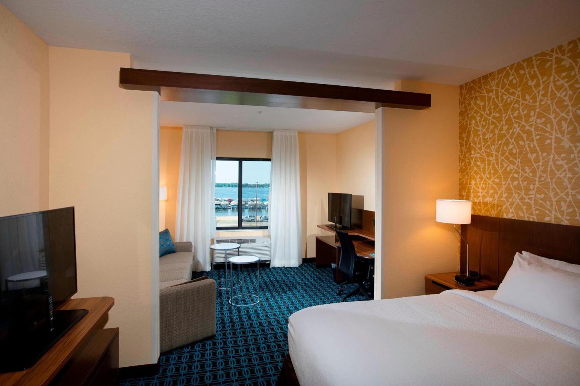 Queen Suite with Two Queen Beds, Lake View and Bathtub - Mobility Access