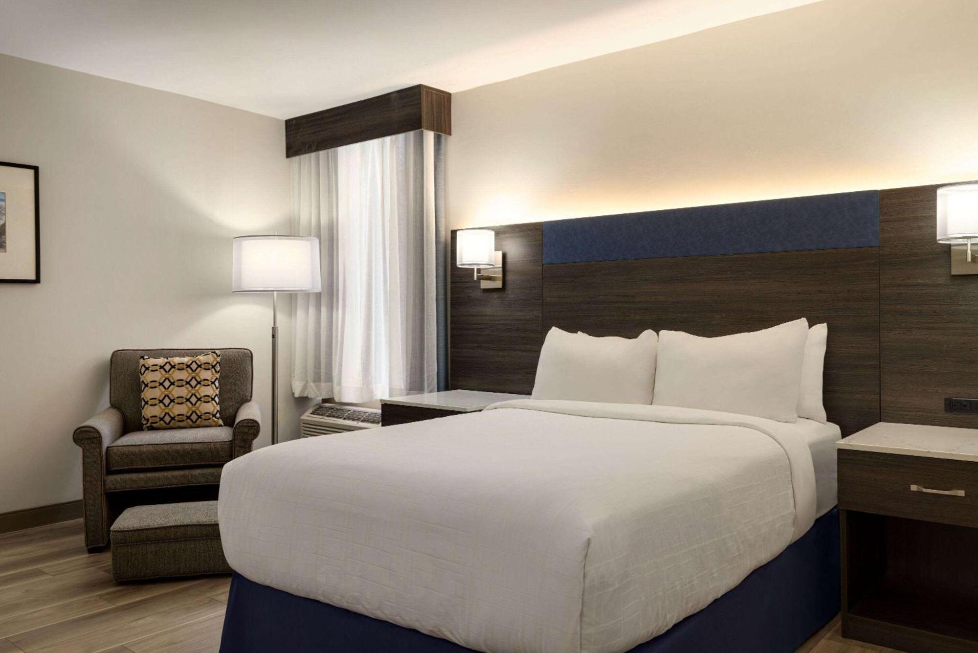 Double Room with Mobility Access and Bathtub with Grab Bars -  Non-Smoking