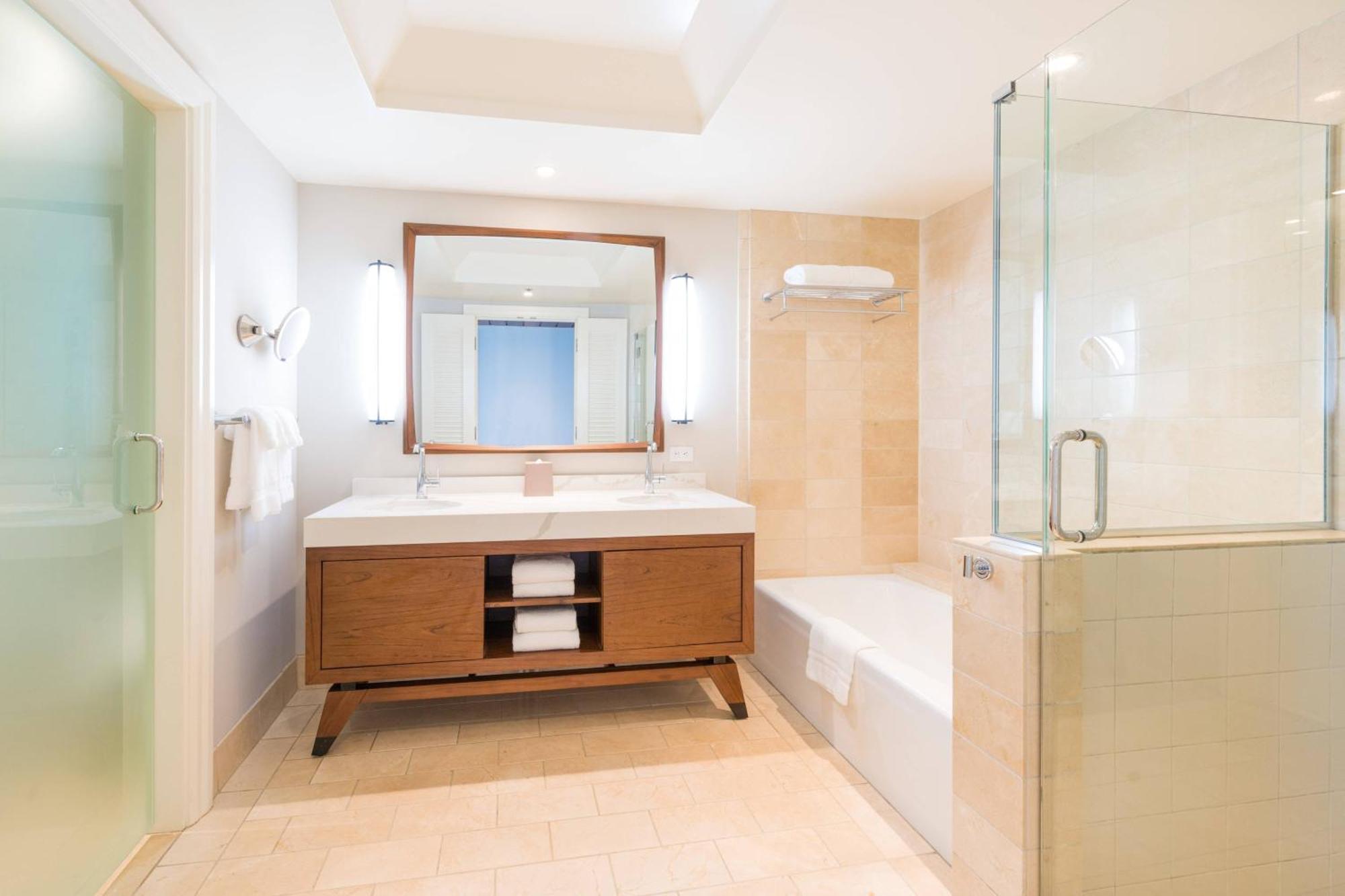 Habitación con balcón y vistas parciales al mar - Cama extragrande