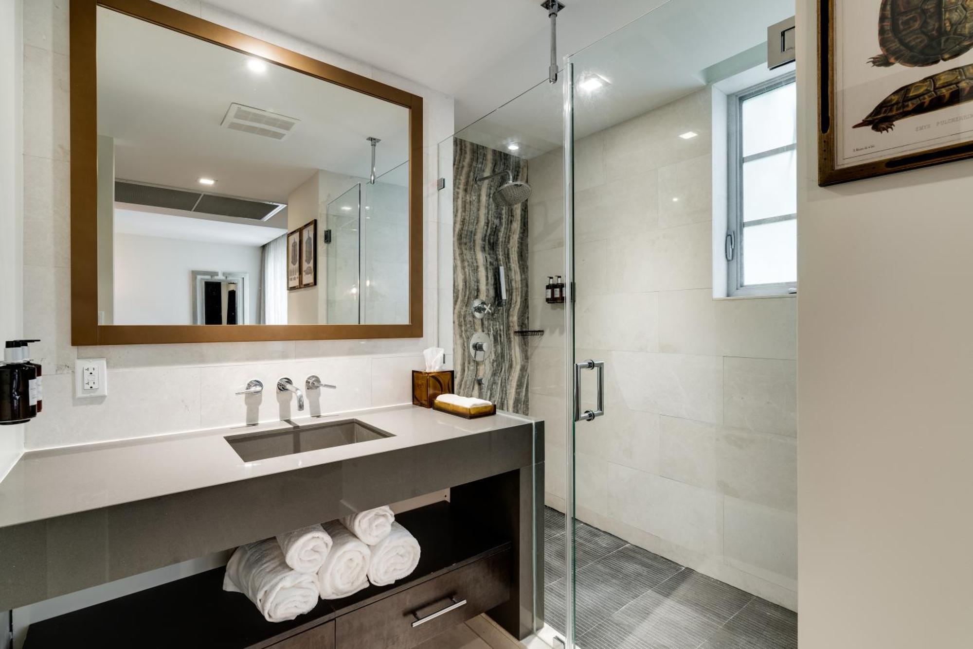 Habitación doble de uso individual con vistas a la piscina y balcón - Cama grande